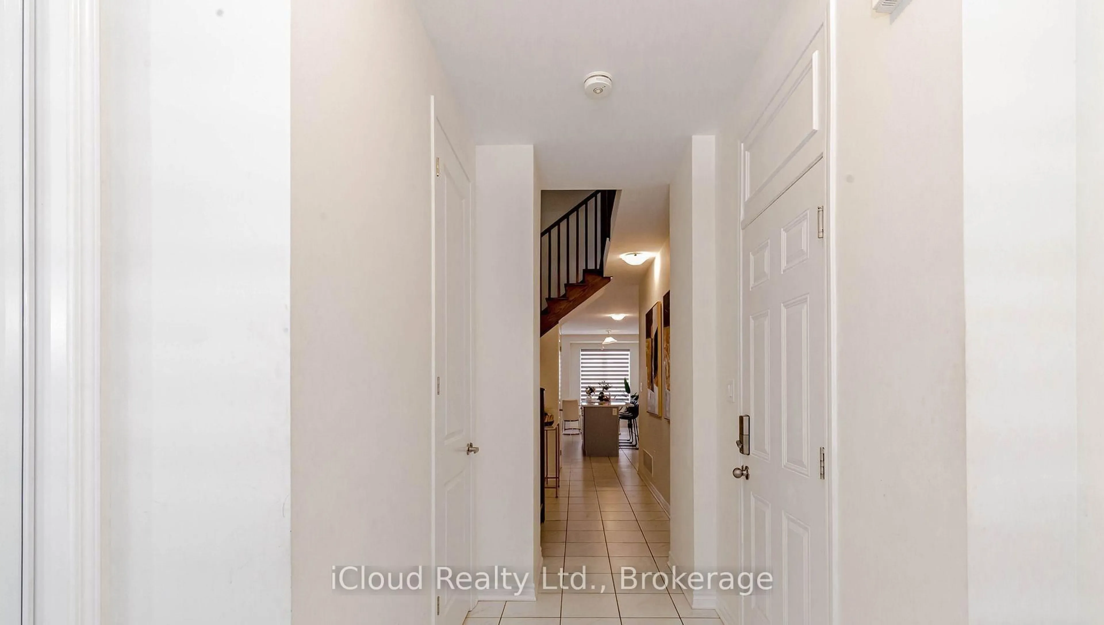 Indoor entryway for 98 Eberly Woods Dr, Caledon Ontario L7C 0Y9