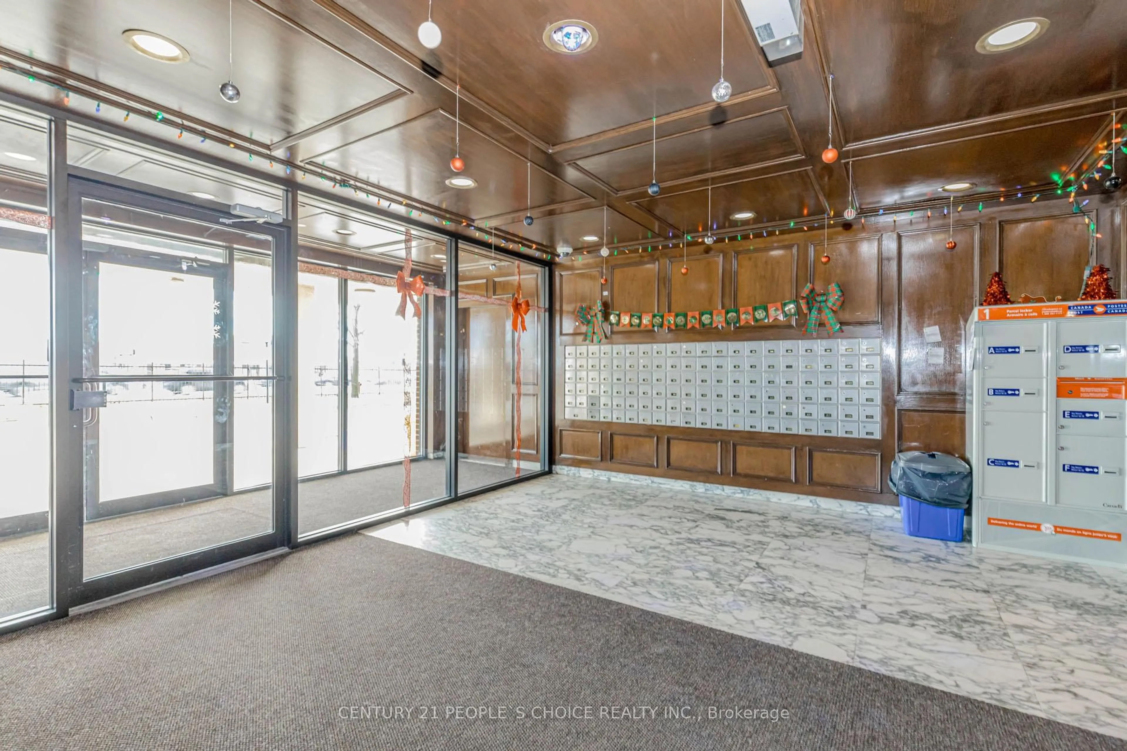 Indoor foyer for 3533 Derry Rd #801, Mississauga Ontario L4T 1B1