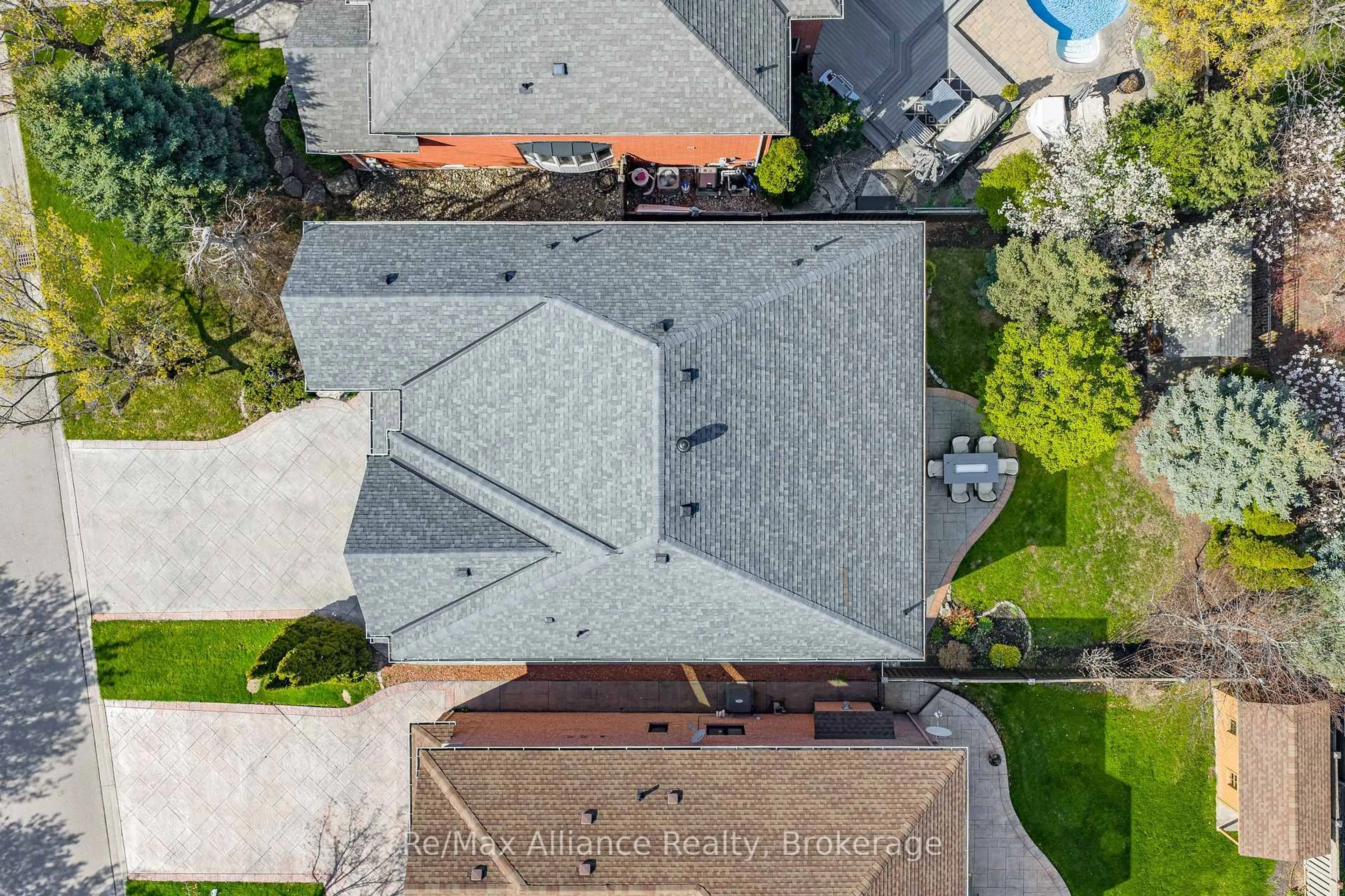 A pic from outside/outdoor area/front of a property/back of a property/a pic from drone, street for 2182 Galloway Dr, Oakville Ontario L6H 6T4