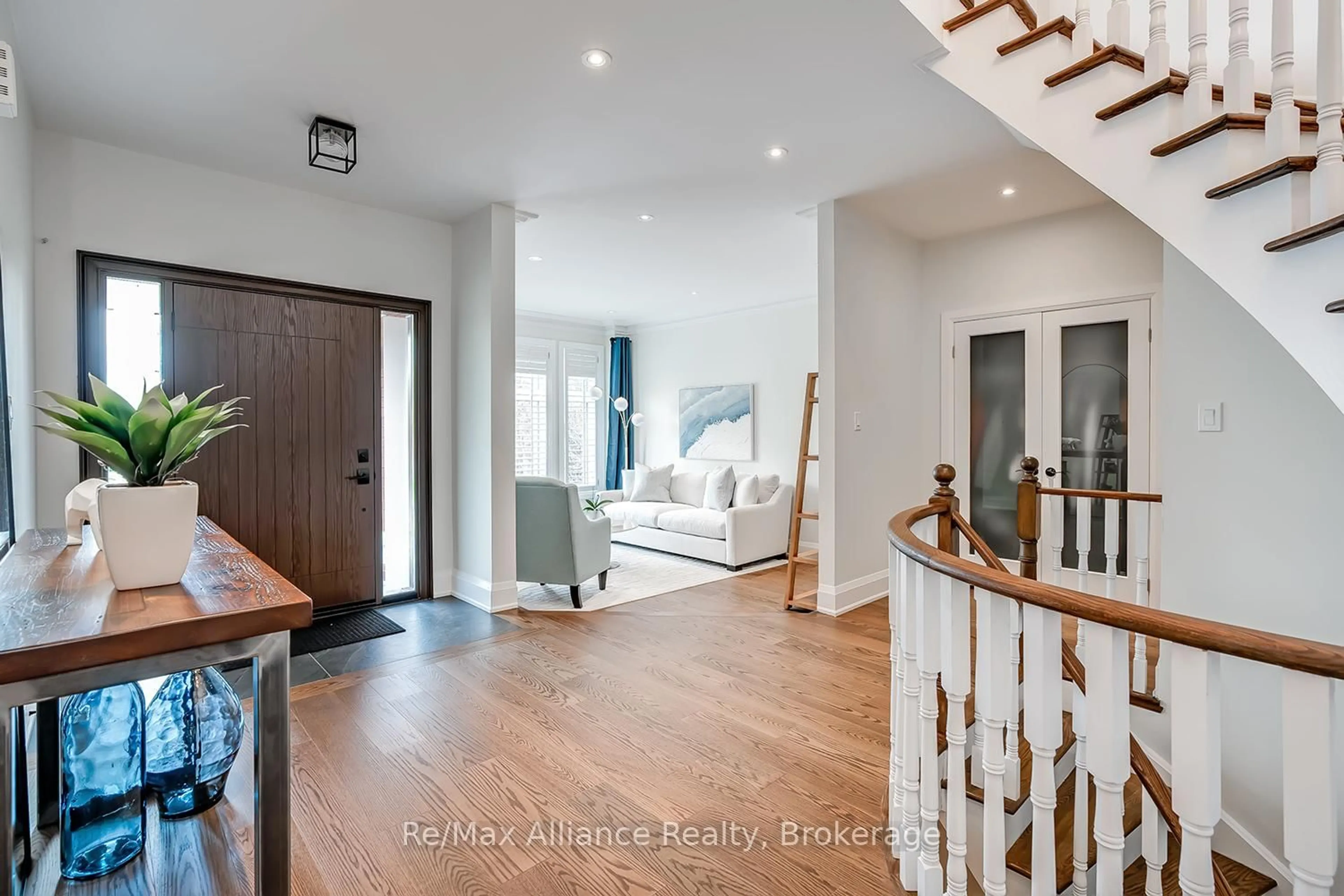 Indoor entryway for 2182 Galloway Dr, Oakville Ontario L6H 6T4