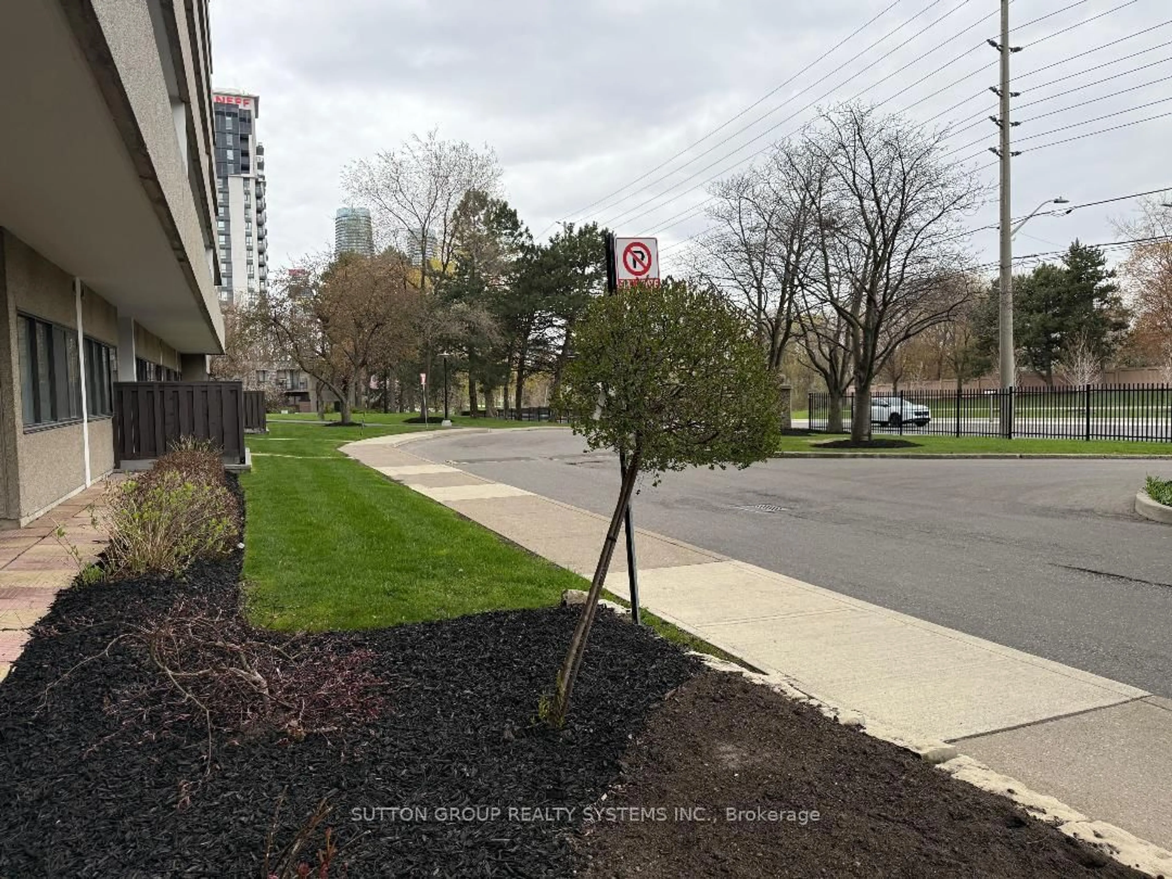 Blurry image for 1300 Mississauga Valley Blvd #504, Mississauga Ontario L5A 3S8