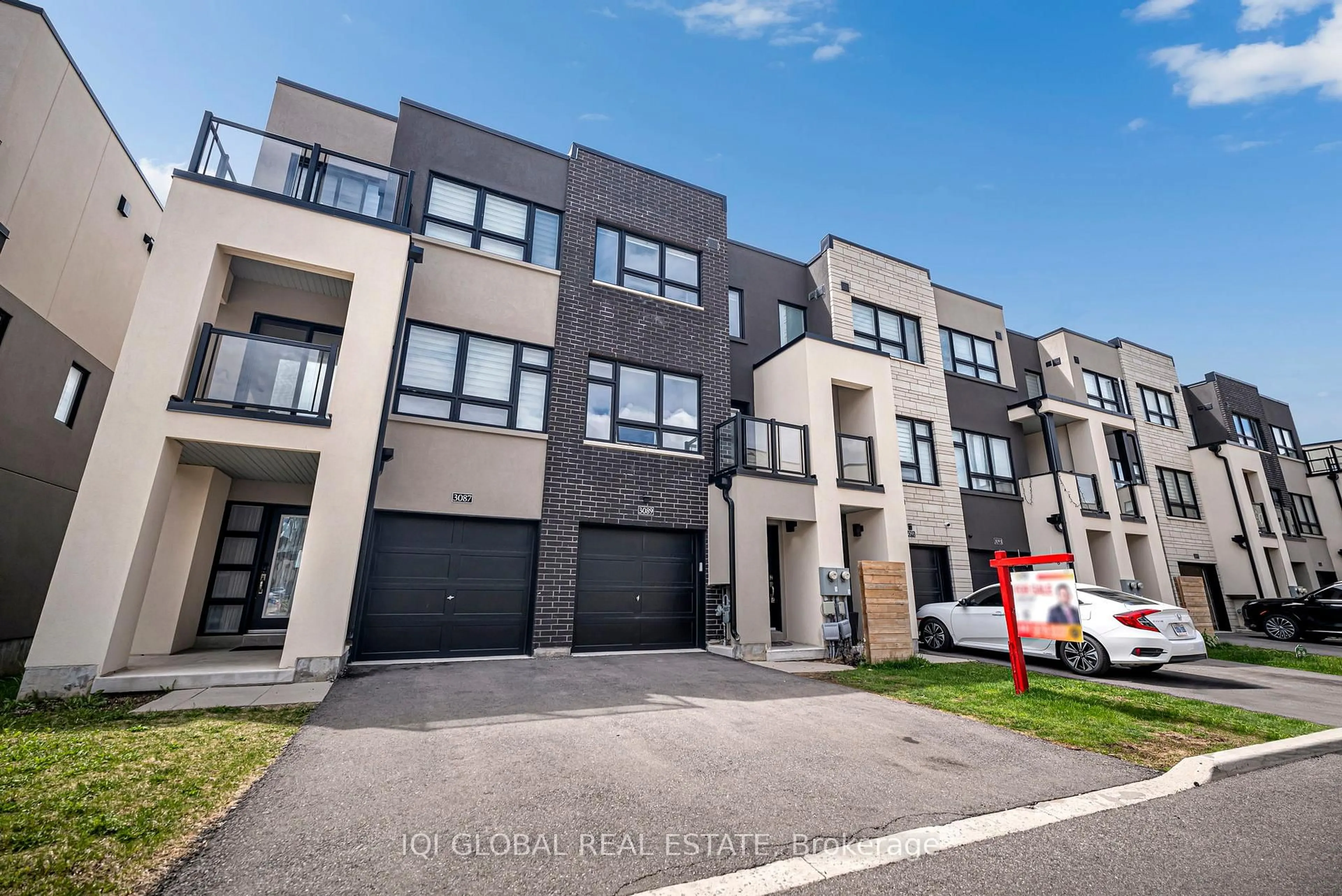 A pic from outside/outdoor area/front of a property/back of a property/a pic from drone, street for 3089 Cherry Blossom Common, Burlington Ontario L7M 0H4