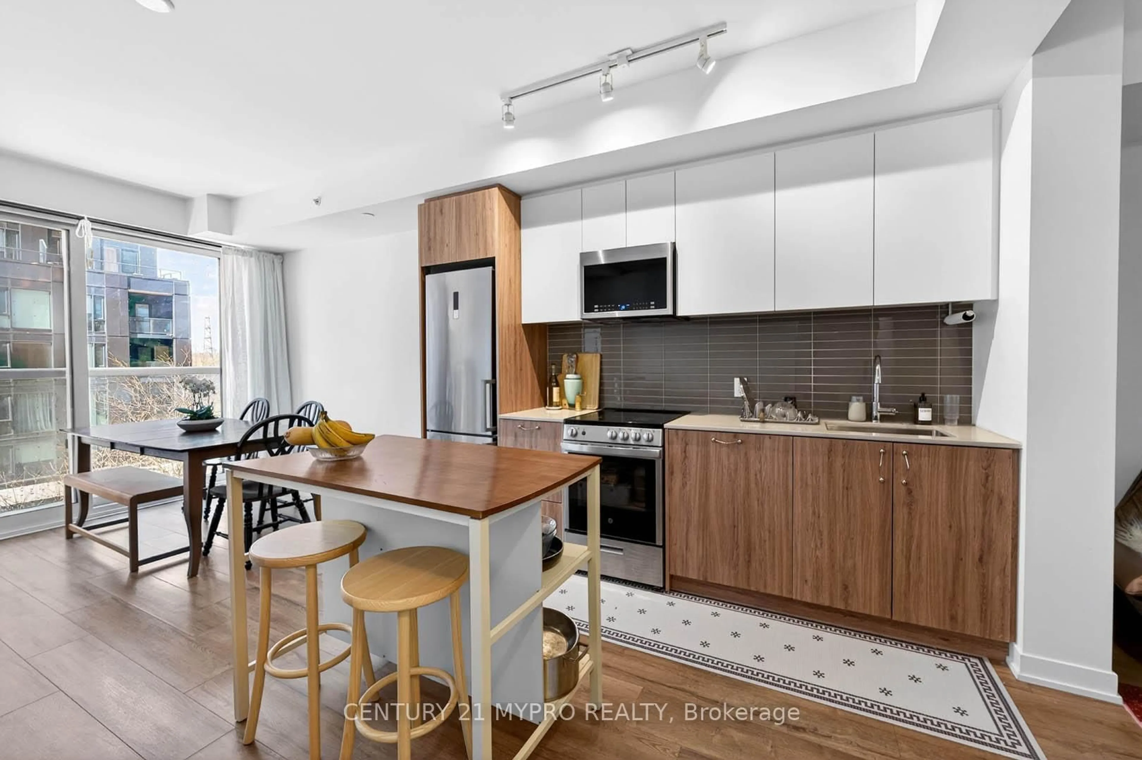 Unknown for 1787 St. Clair Ave #414, Toronto Ontario M6N 0B7