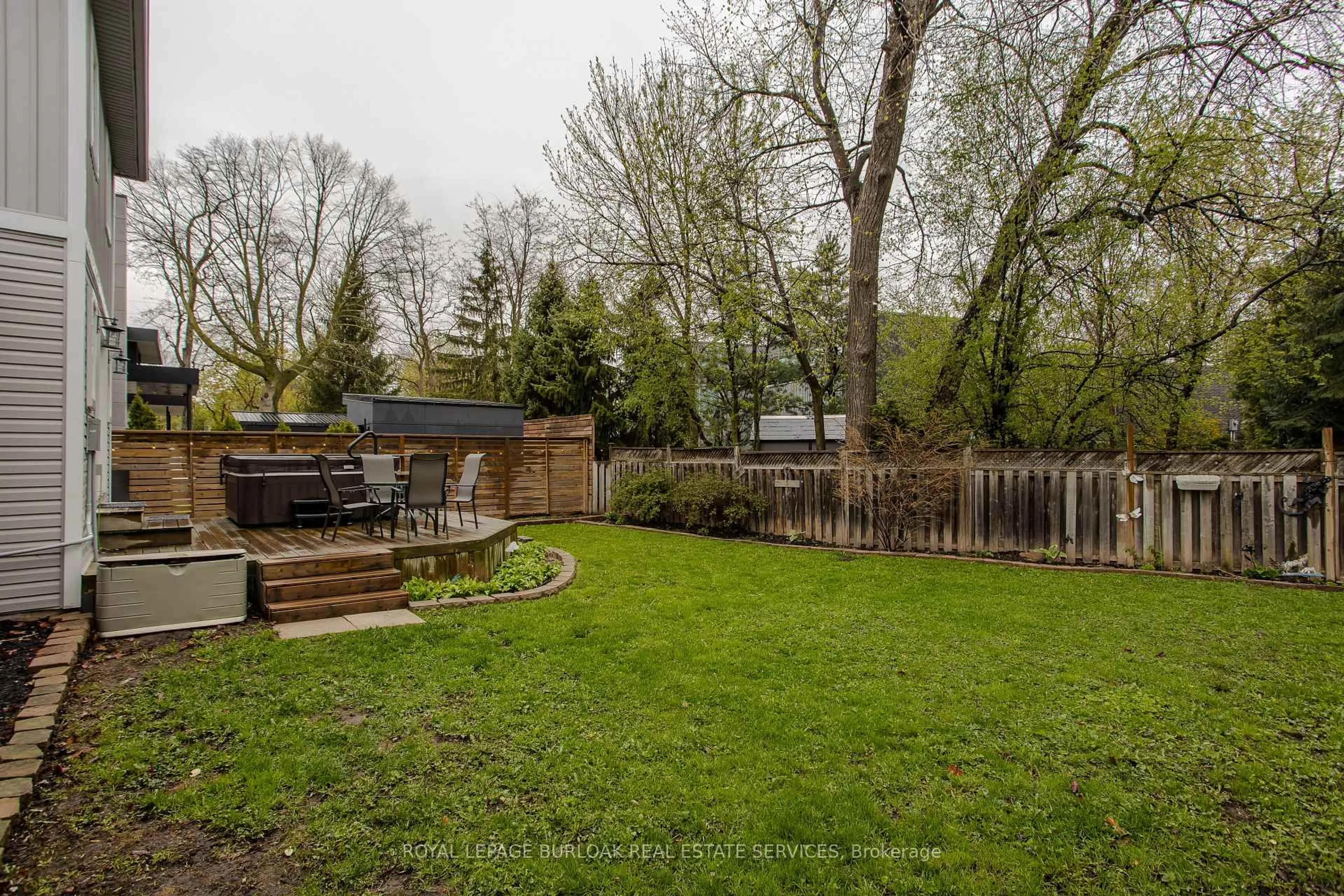 Patio, street for 283 Vilma Dr, Oakville Ontario L6L 3J9