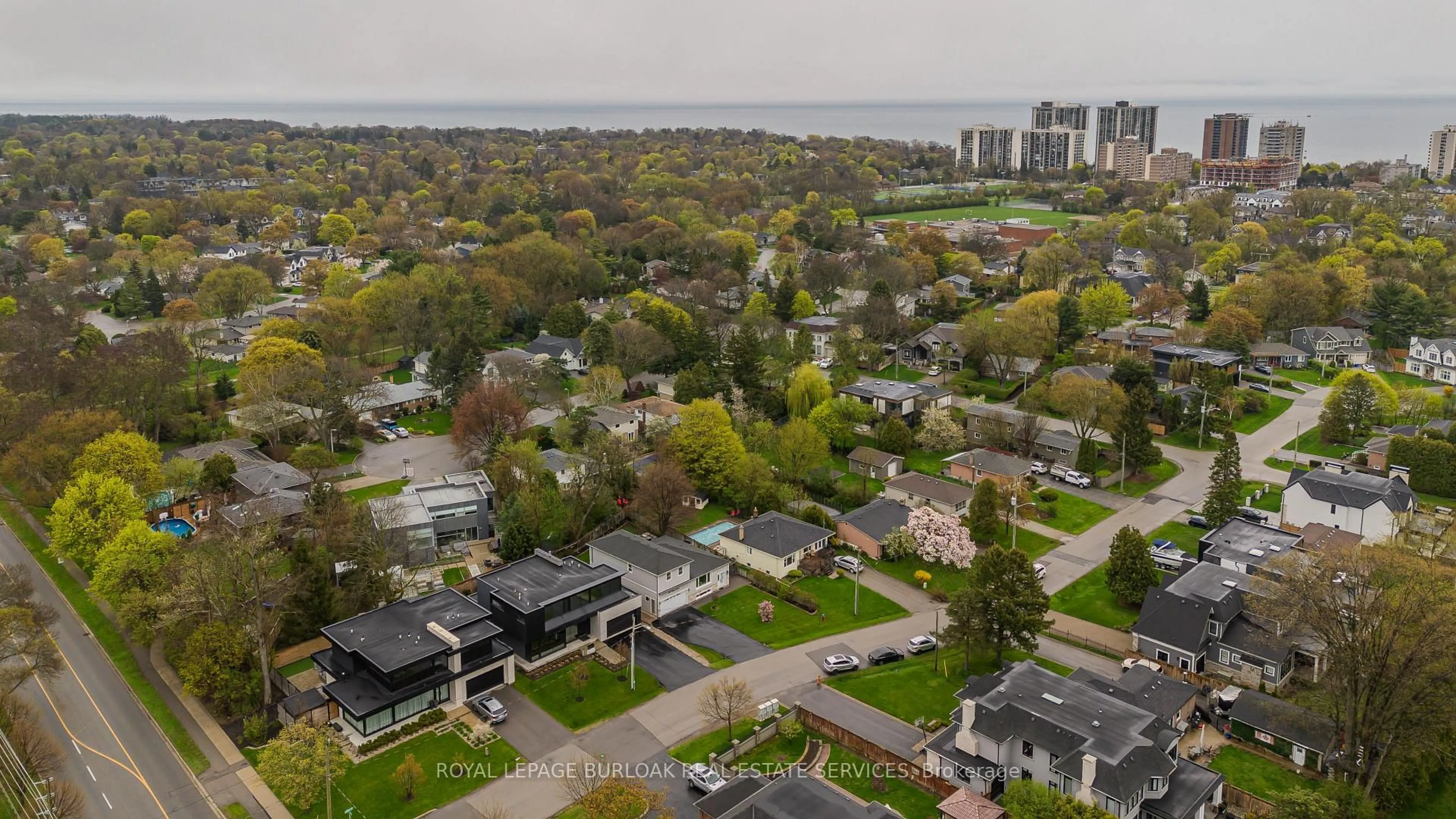 A pic from outside/outdoor area/front of a property/back of a property/a pic from drone, city buildings view from balcony for 283 Vilma Dr, Oakville Ontario L6L 3J9