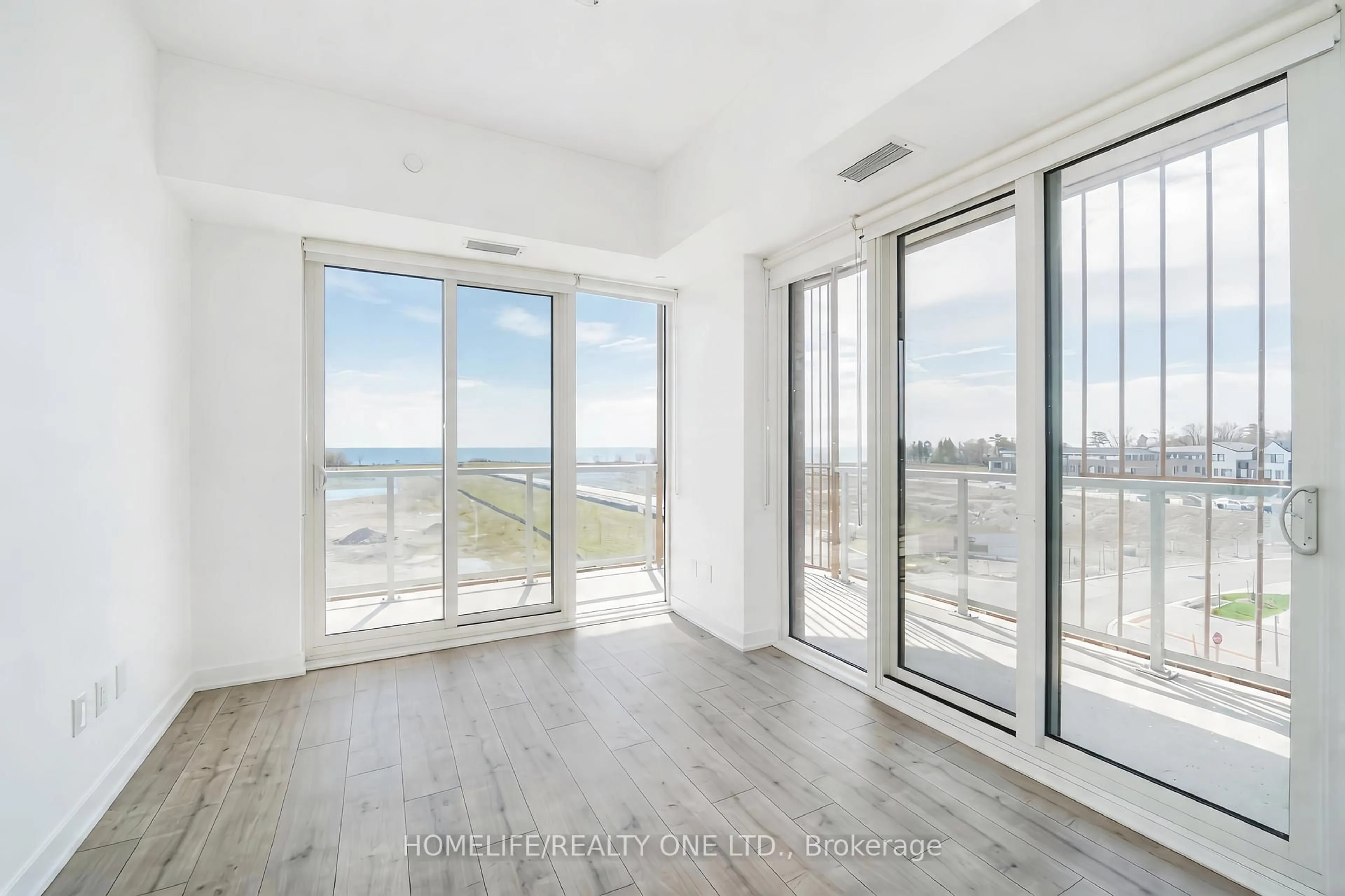 A pic of a room for 220 Missinnihe Way #421, Mississauga Ontario L5H 0A9