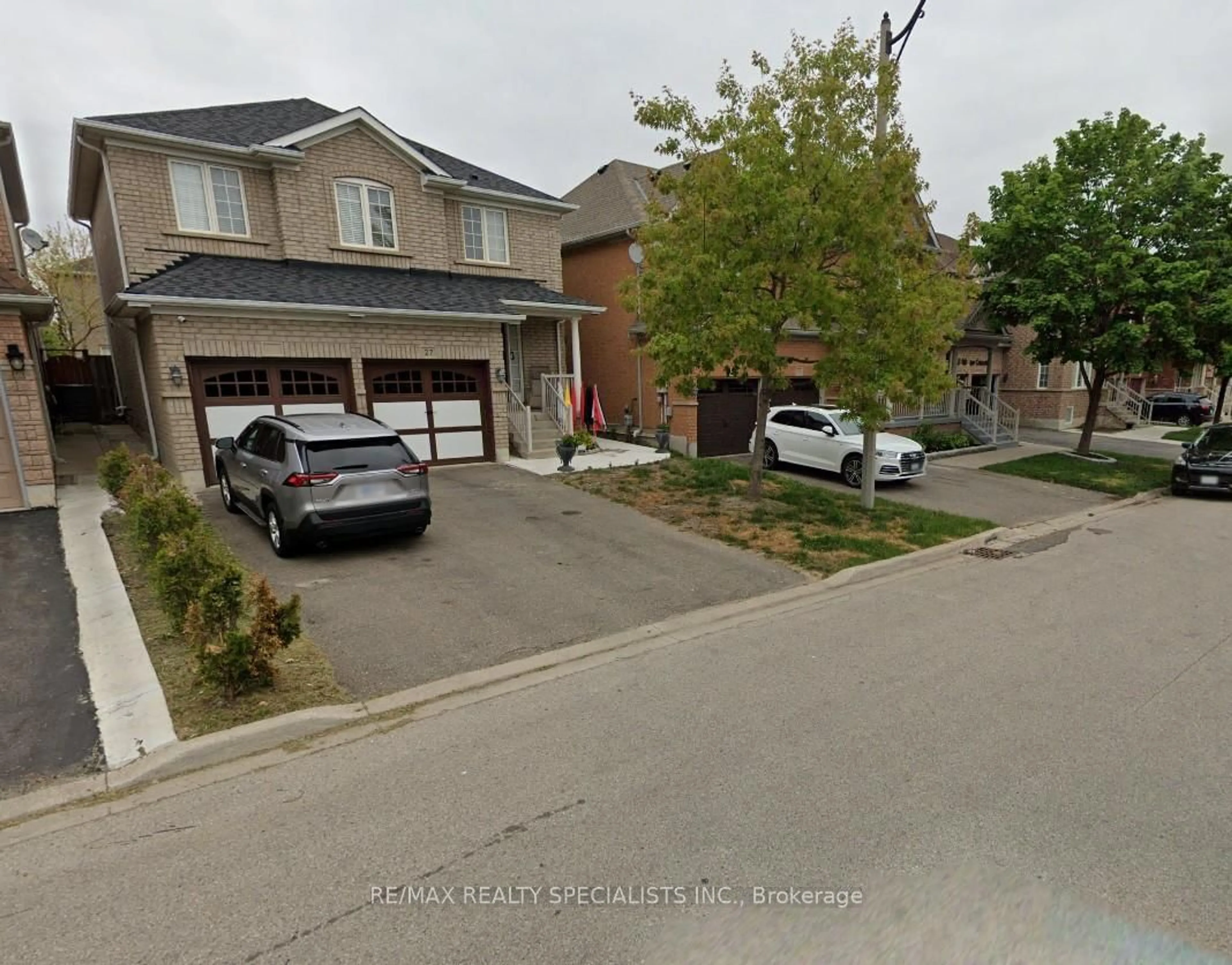 A pic from outside/outdoor area/front of a property/back of a property/a pic from drone, street for 27 Hiberton Cres, Brampton Ontario L7A 3E2