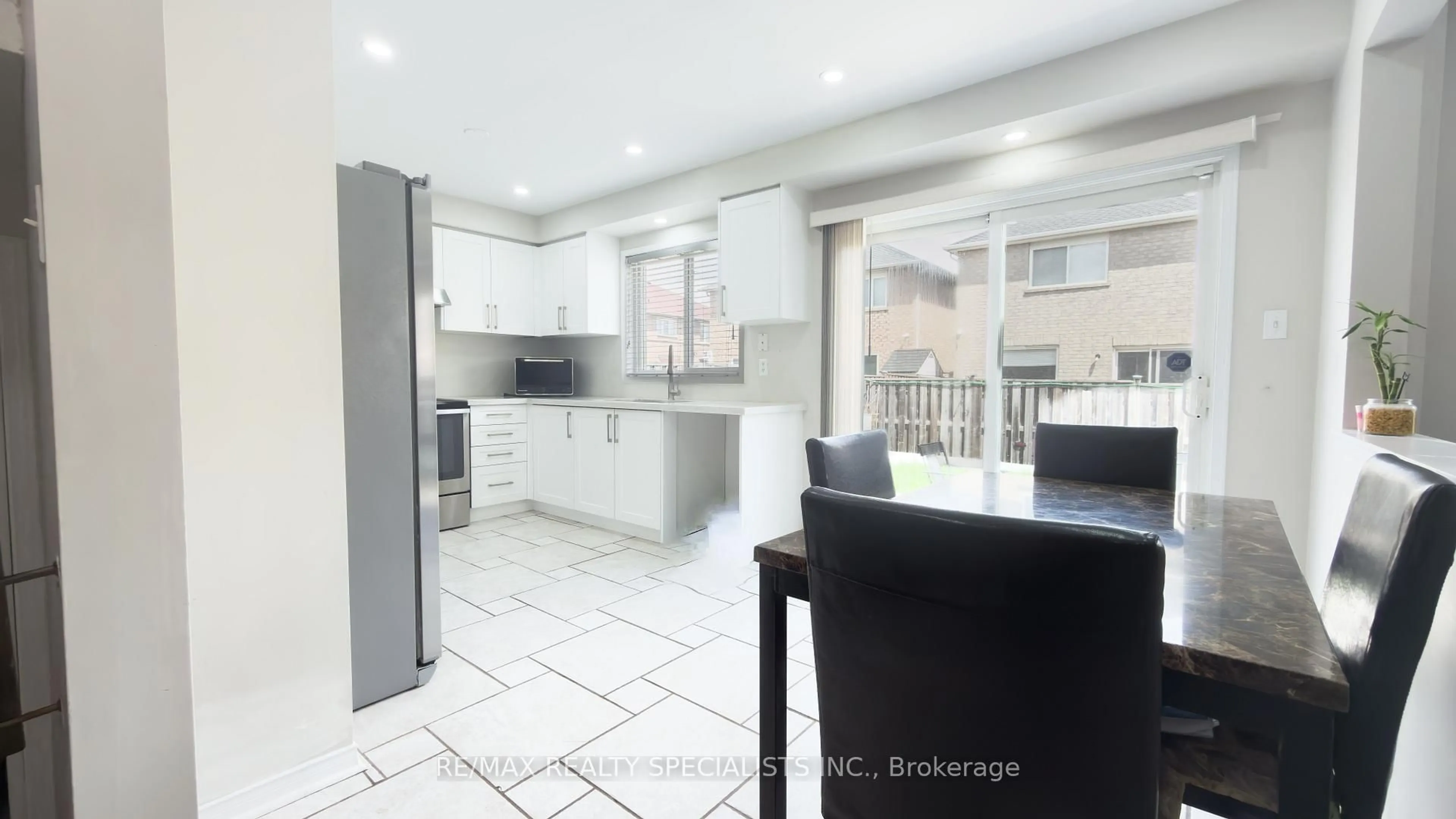 Open concept kitchen, ceramic/tile floor for 27 Hiberton Cres, Brampton Ontario L7A 3E2