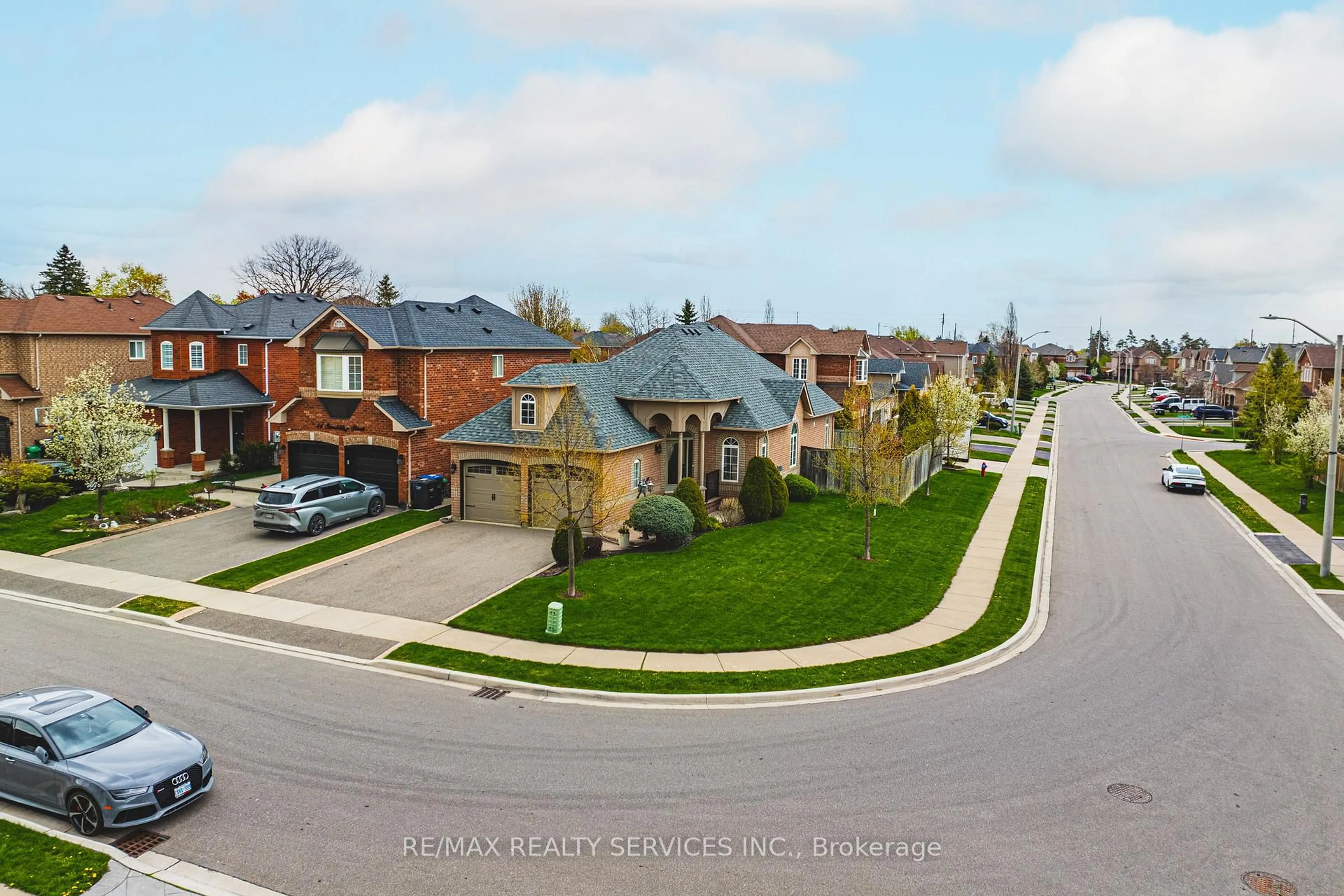 A pic from outside/outdoor area/front of a property/back of a property/a pic from drone, street for 16 Sunridge St, Brampton Ontario L7A 1W6