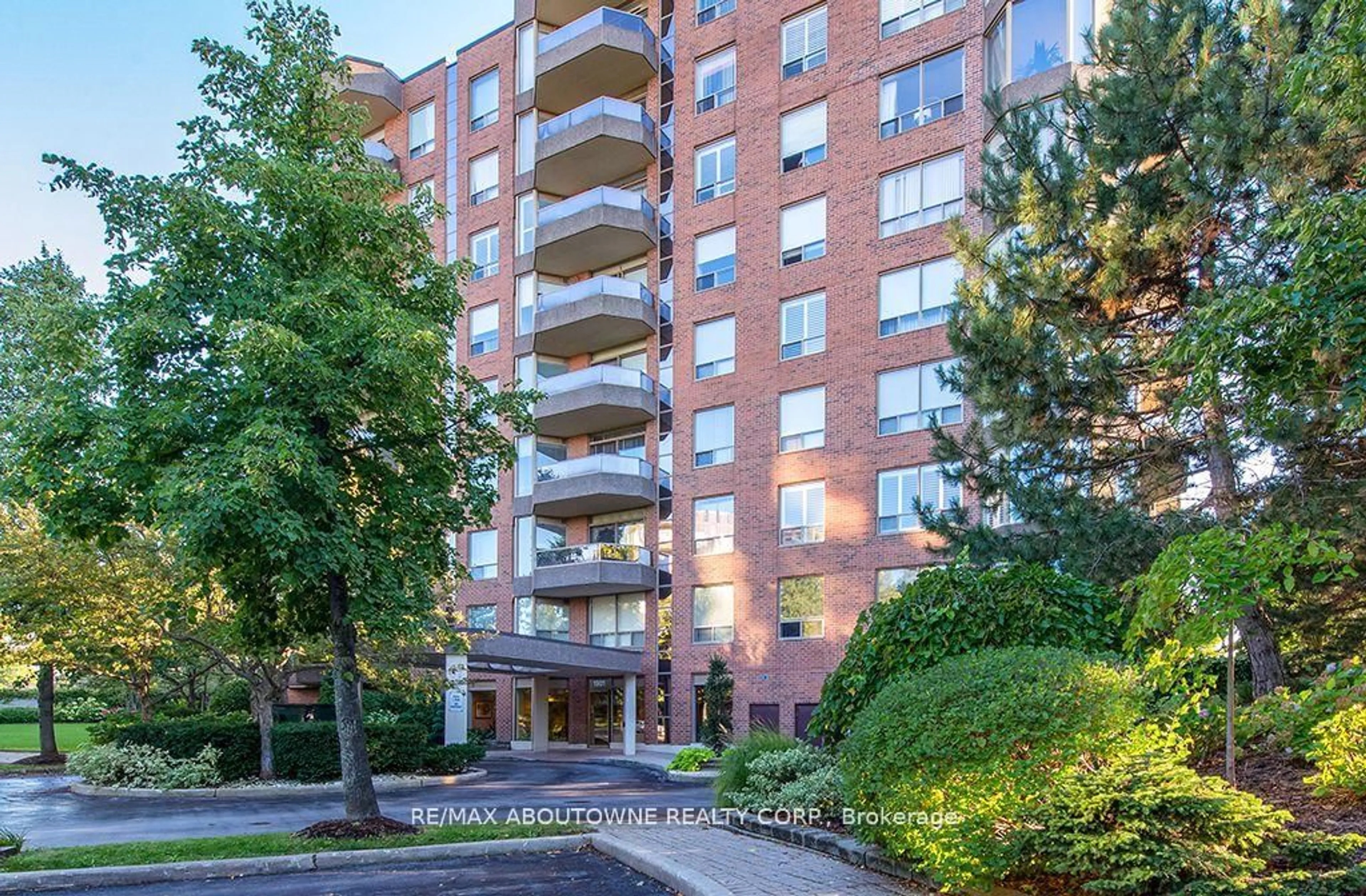 Indoor foyer for 1901 Pilgrims Way #706, Oakville Ontario L6M 2W9