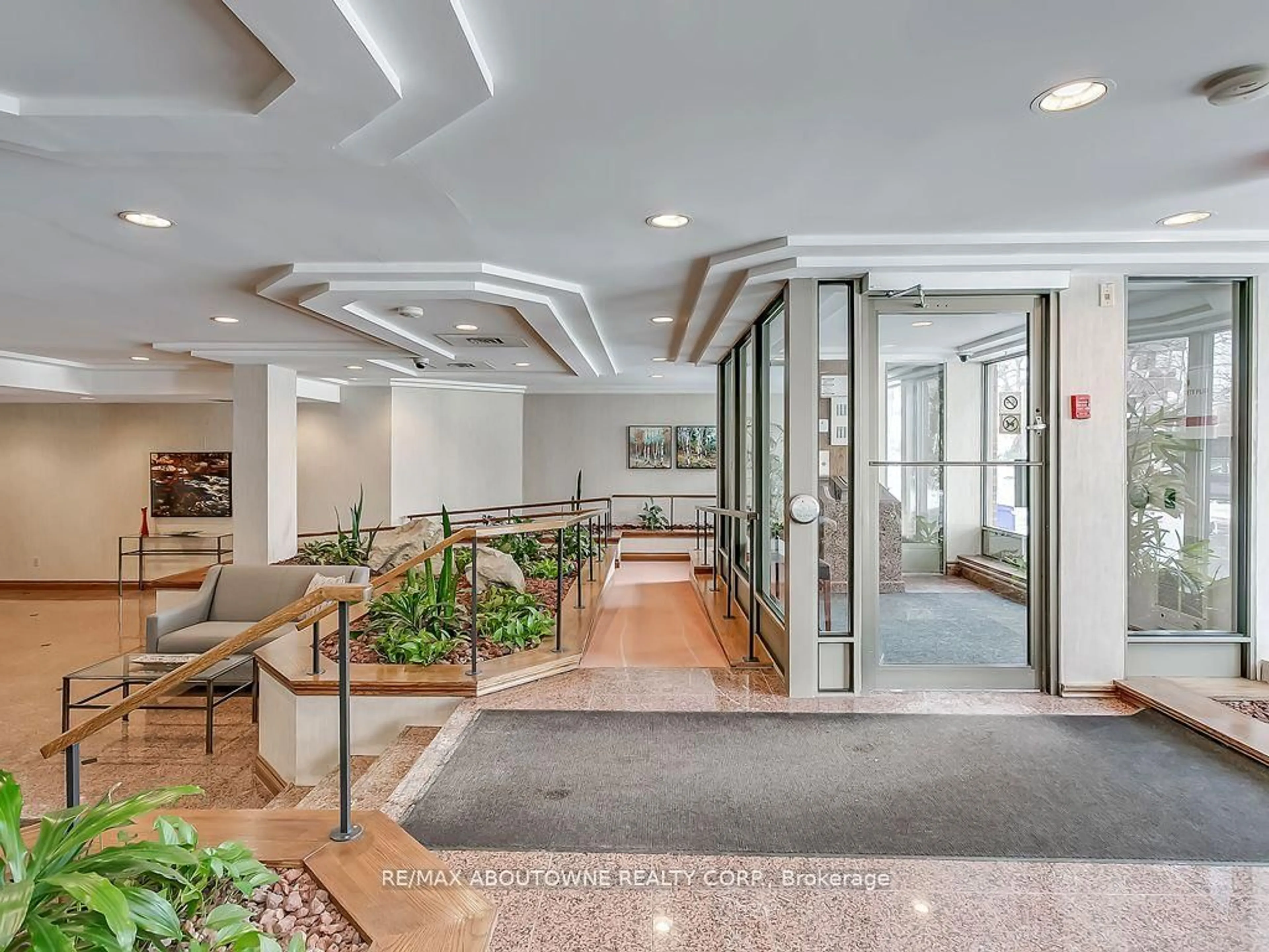 Indoor foyer for 1901 Pilgrims Way #706, Oakville Ontario L6M 2W9