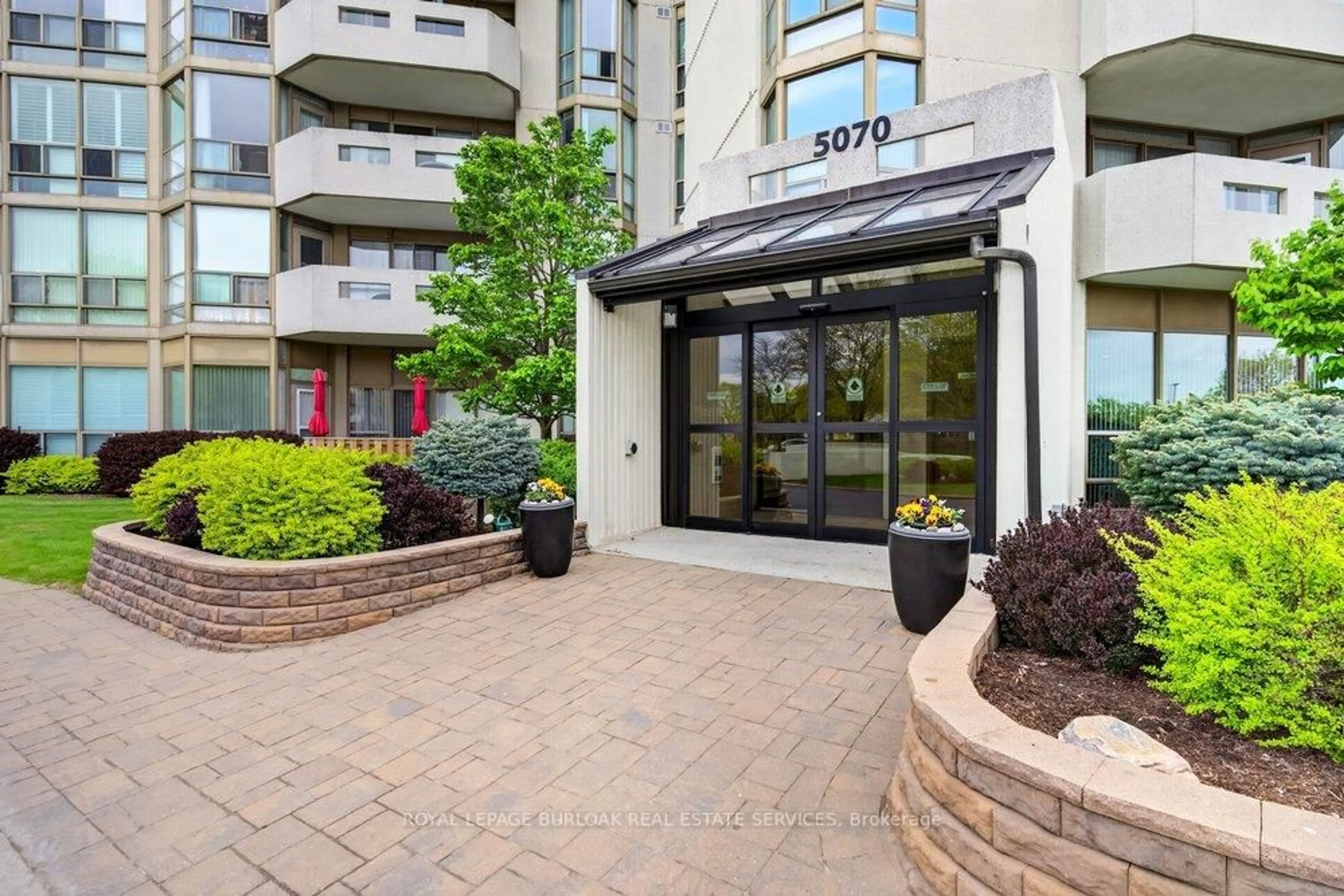 Patio, street for 5070 Pinedale Ave #808, Burlington Ontario L7L 5V6