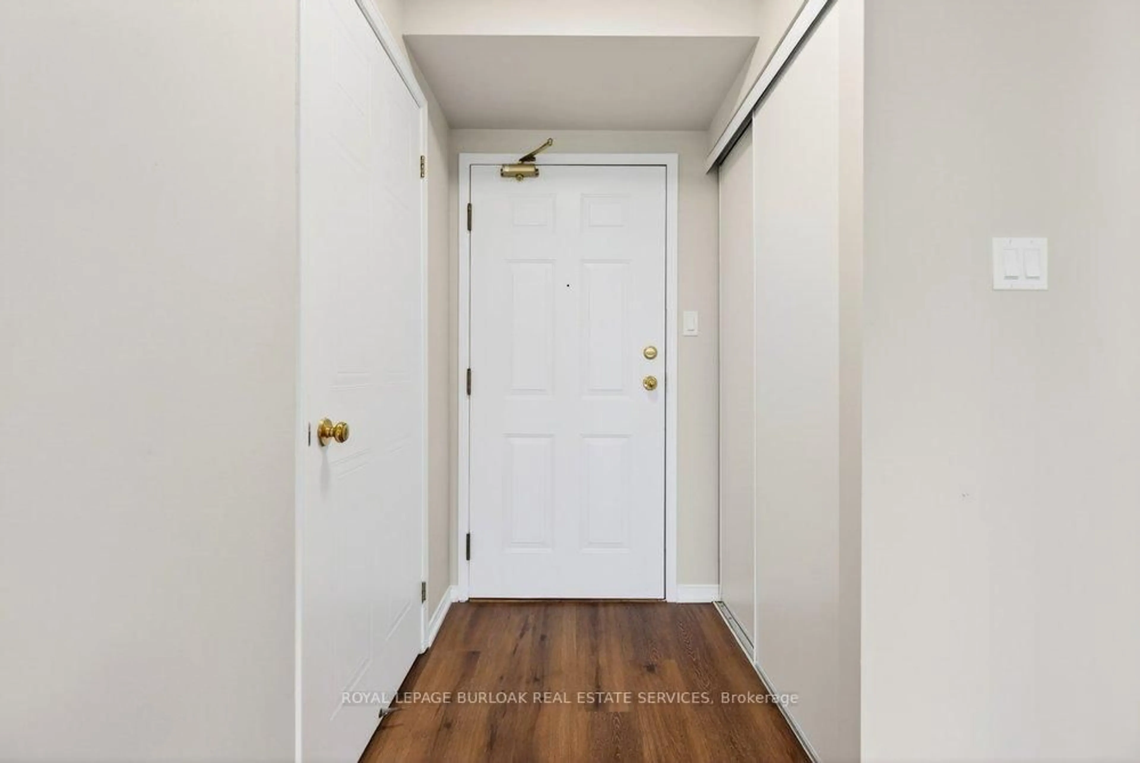 Indoor entryway for 5070 Pinedale Ave #808, Burlington Ontario L7L 5V6
