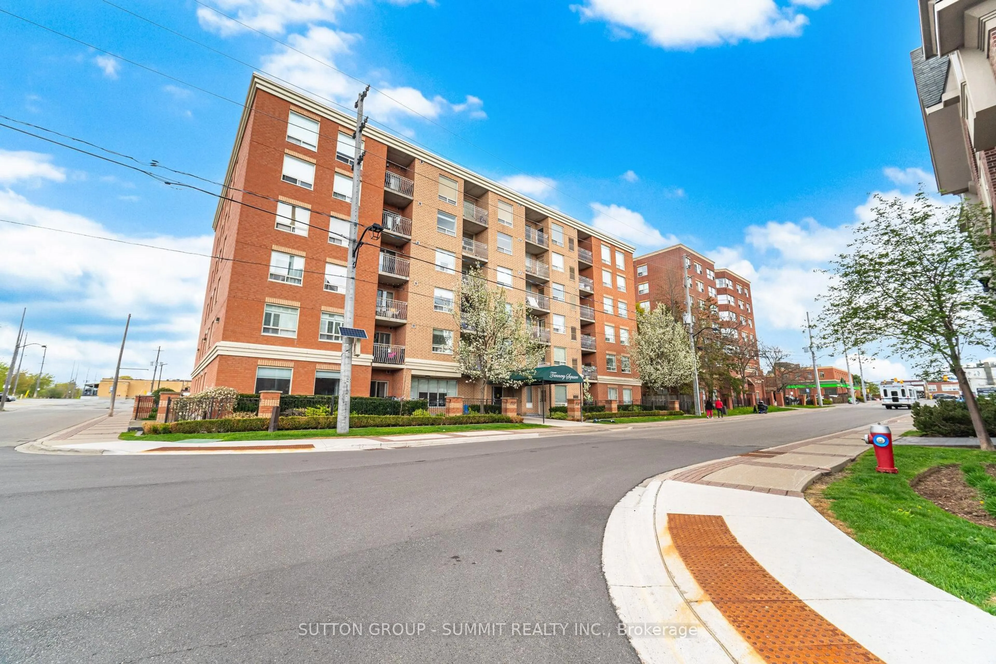 A pic from outside/outdoor area/front of a property/back of a property/a pic from drone, street for 32 Tannery St #504, Mississauga Ontario L5M 6T6