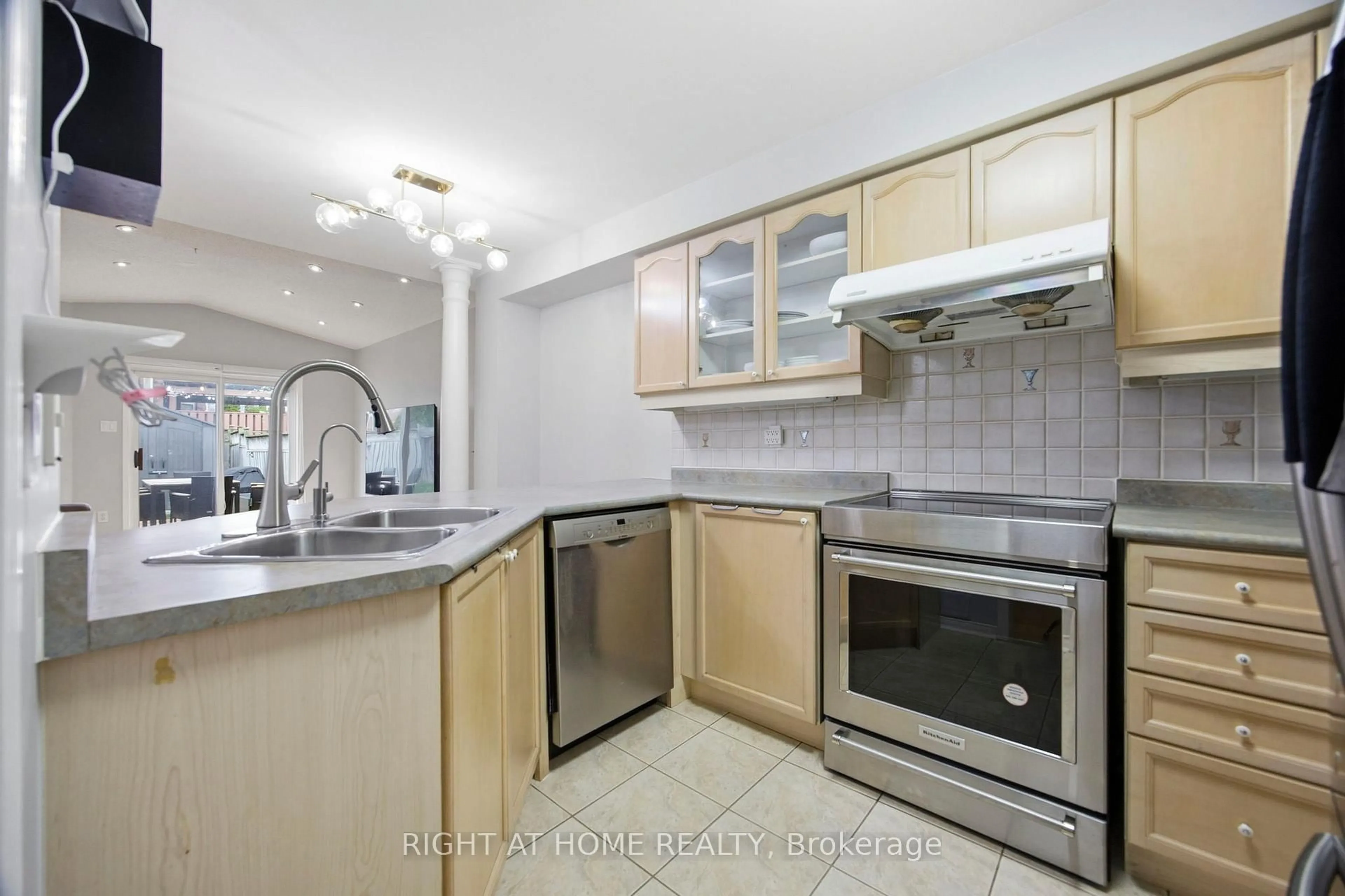 Standard kitchen, unknown for 1064 Pepperidge Cross, Mississauga Ontario L5W 1J5
