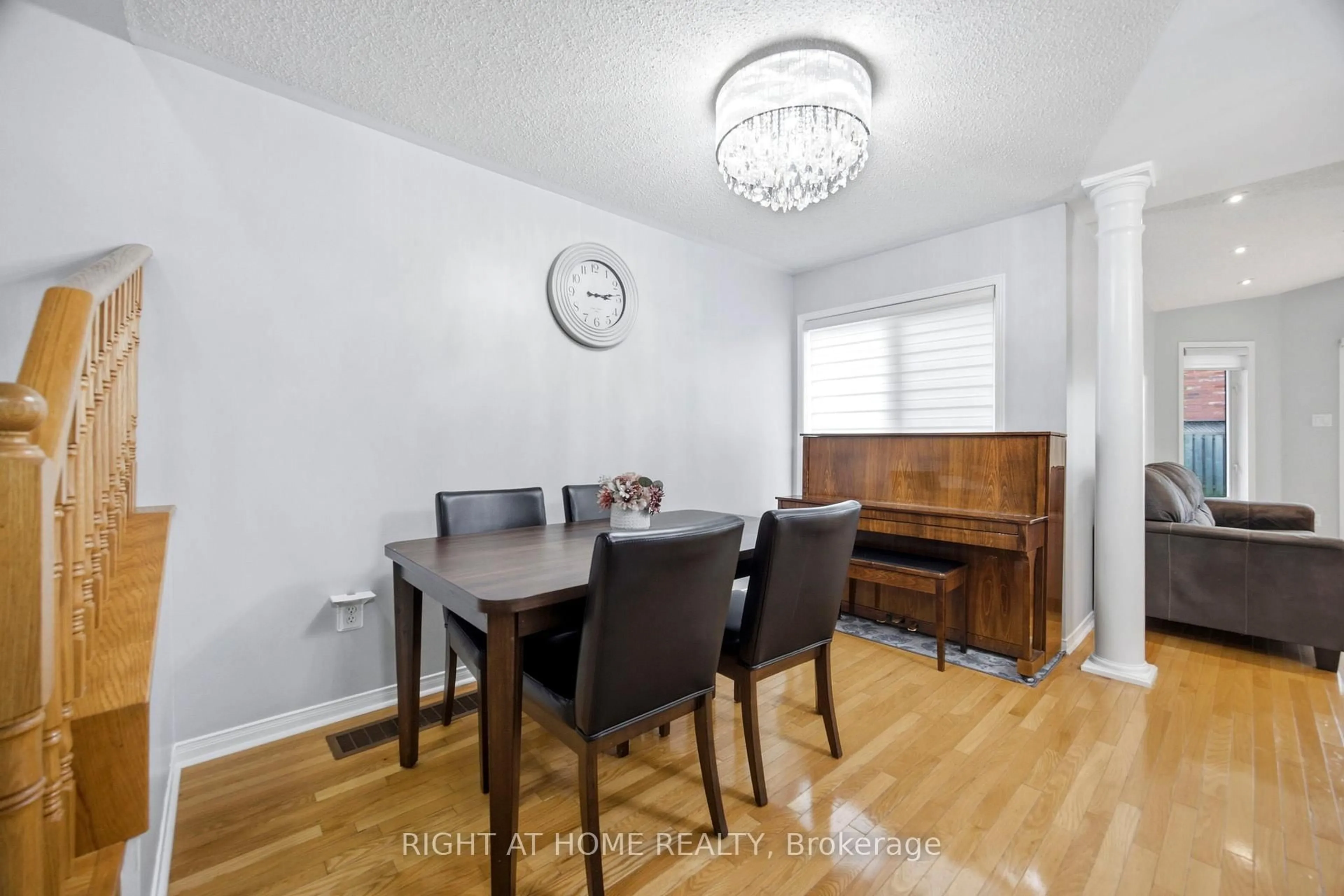 Dining room, wood/laminate floor for 1064 Pepperidge Cross, Mississauga Ontario L5W 1J5