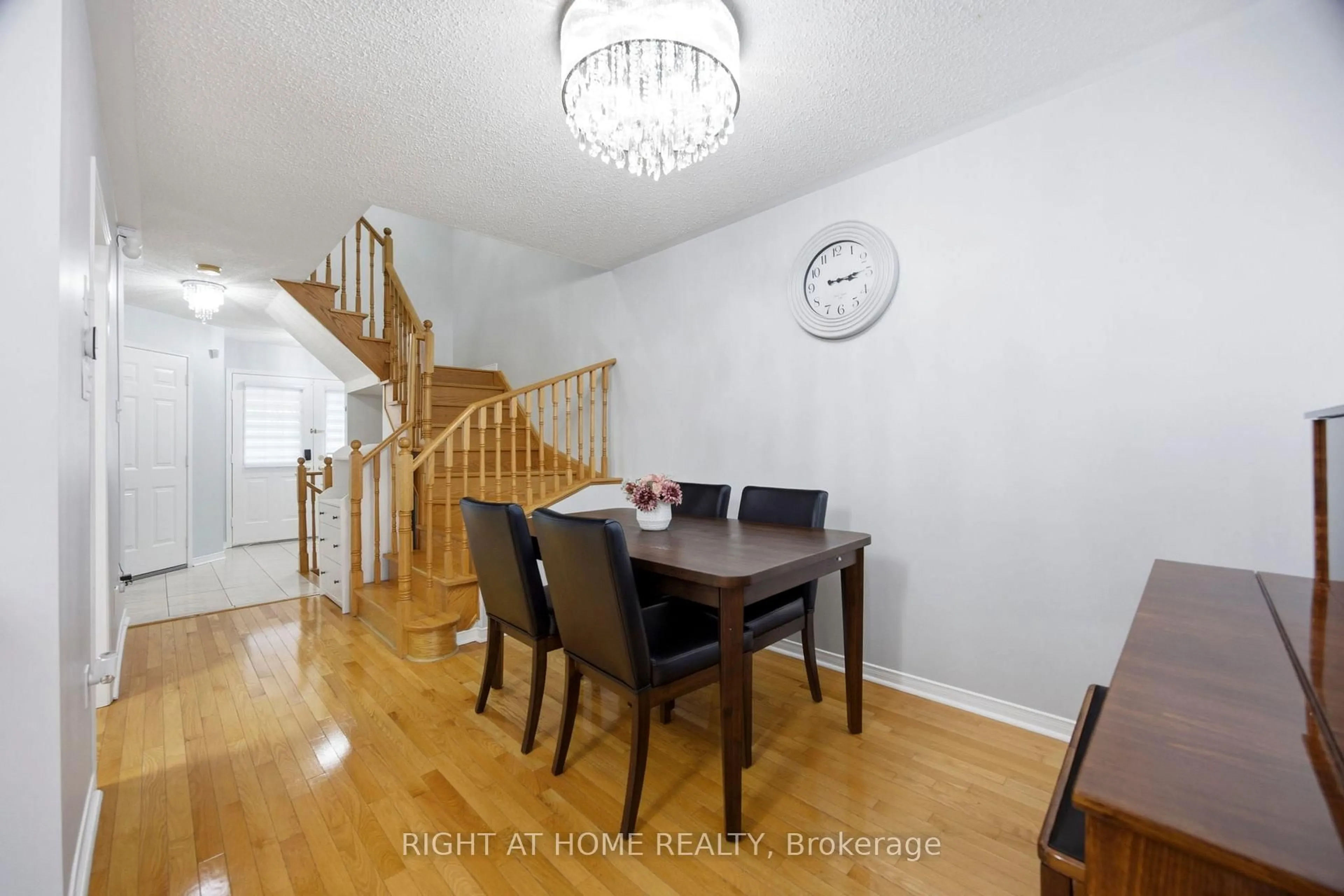Dining room, wood/laminate floor for 1064 Pepperidge Cross, Mississauga Ontario L5W 1J5
