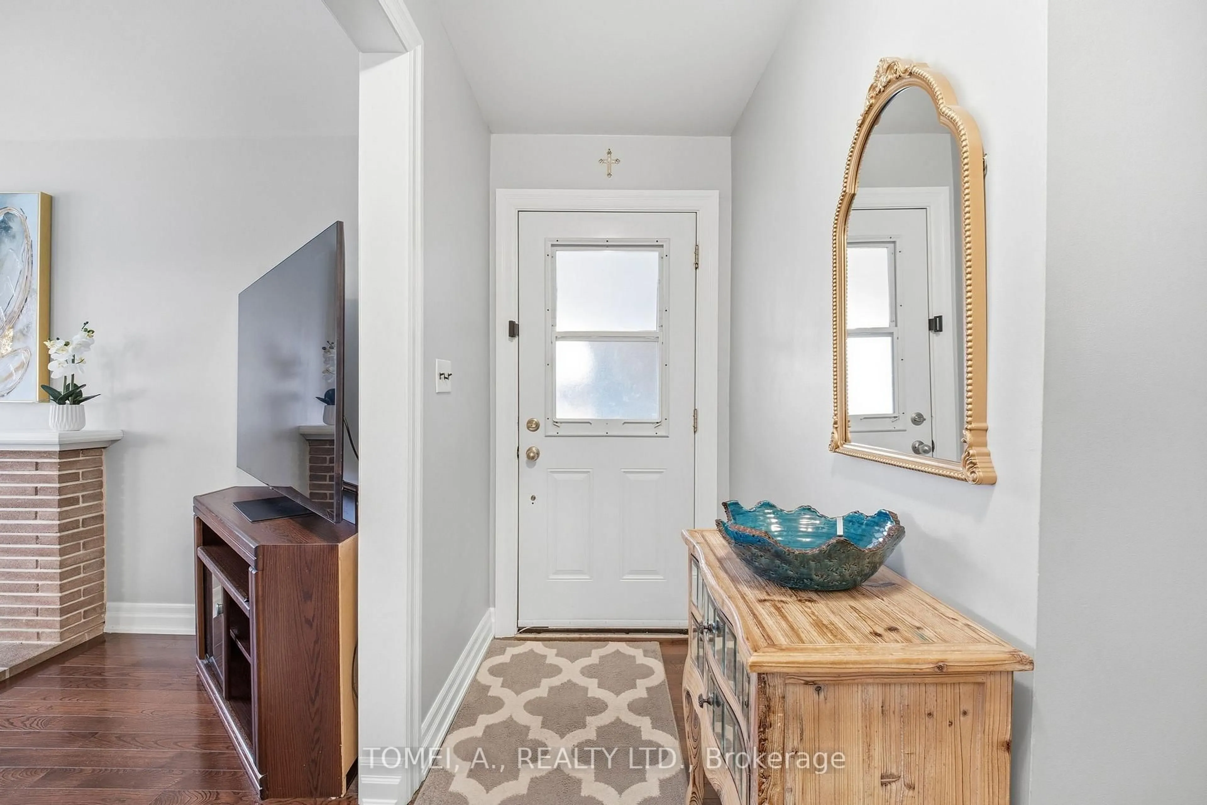 Indoor entryway for 105 Beaver Bend Cres, Toronto Ontario M9B 5R8