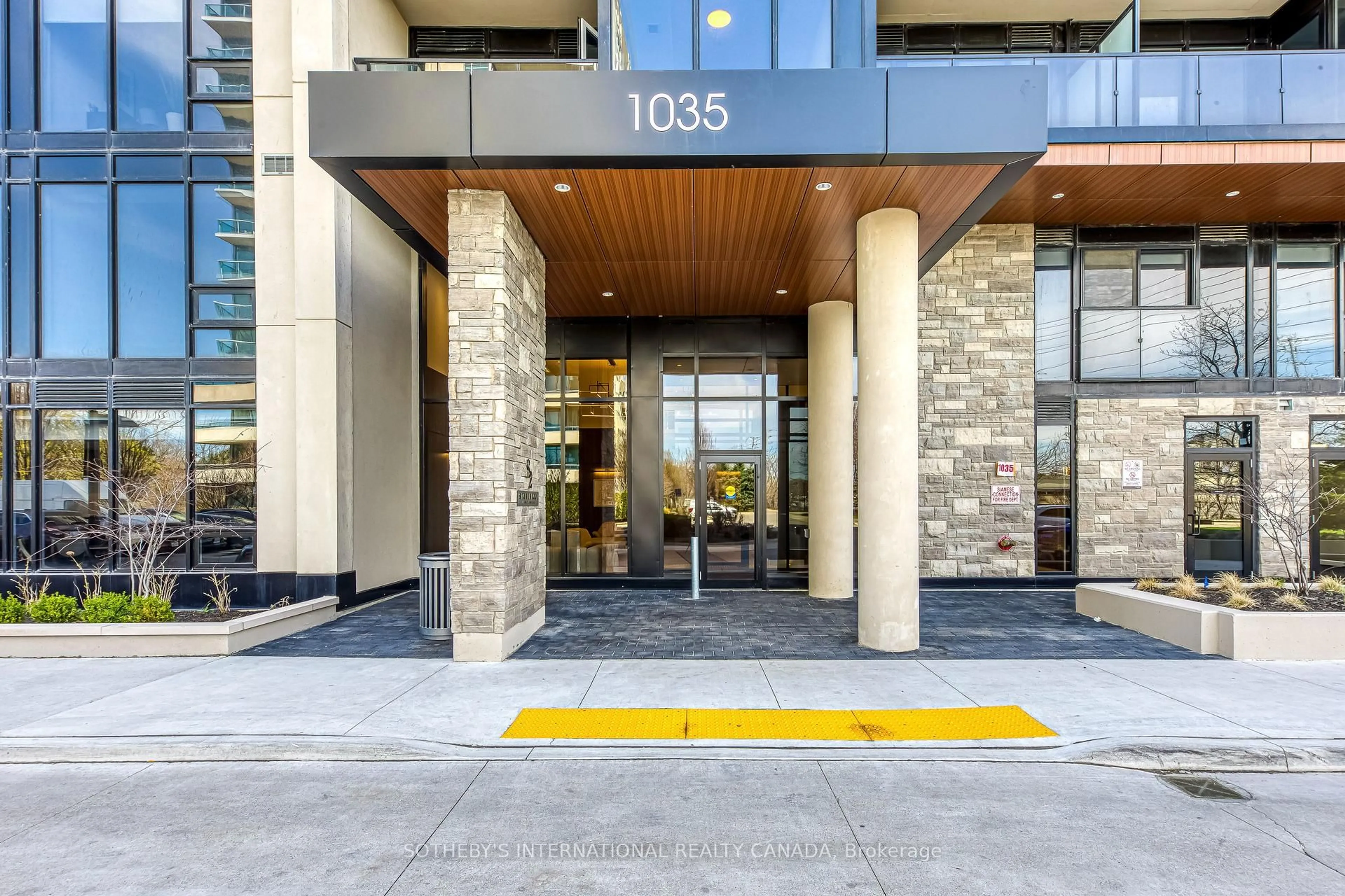 Indoor foyer for 1035 Southdown Rd #212, Mississauga Ontario L5J 0A2