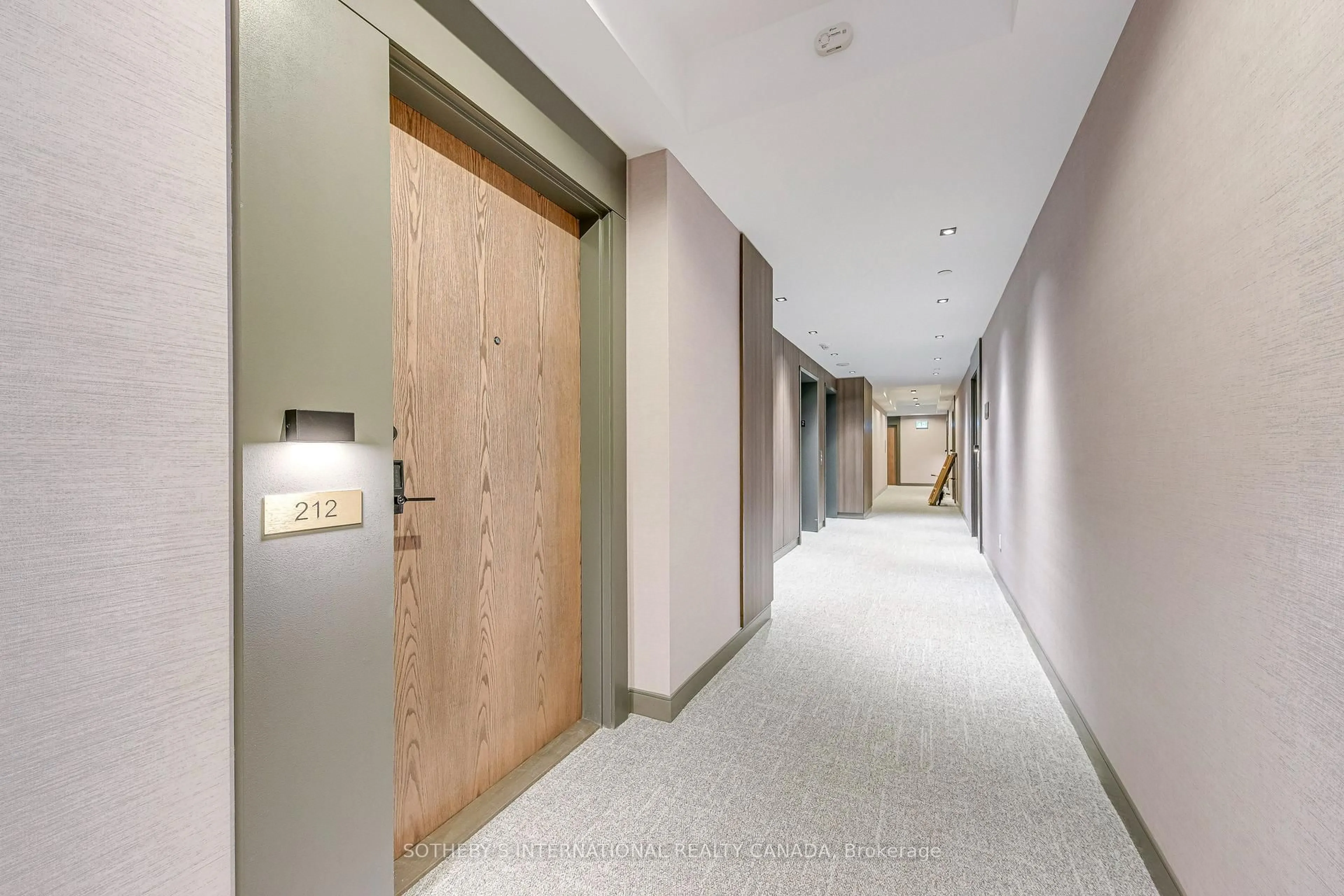 Indoor foyer for 1035 Southdown Rd #212, Mississauga Ontario L5J 0A2