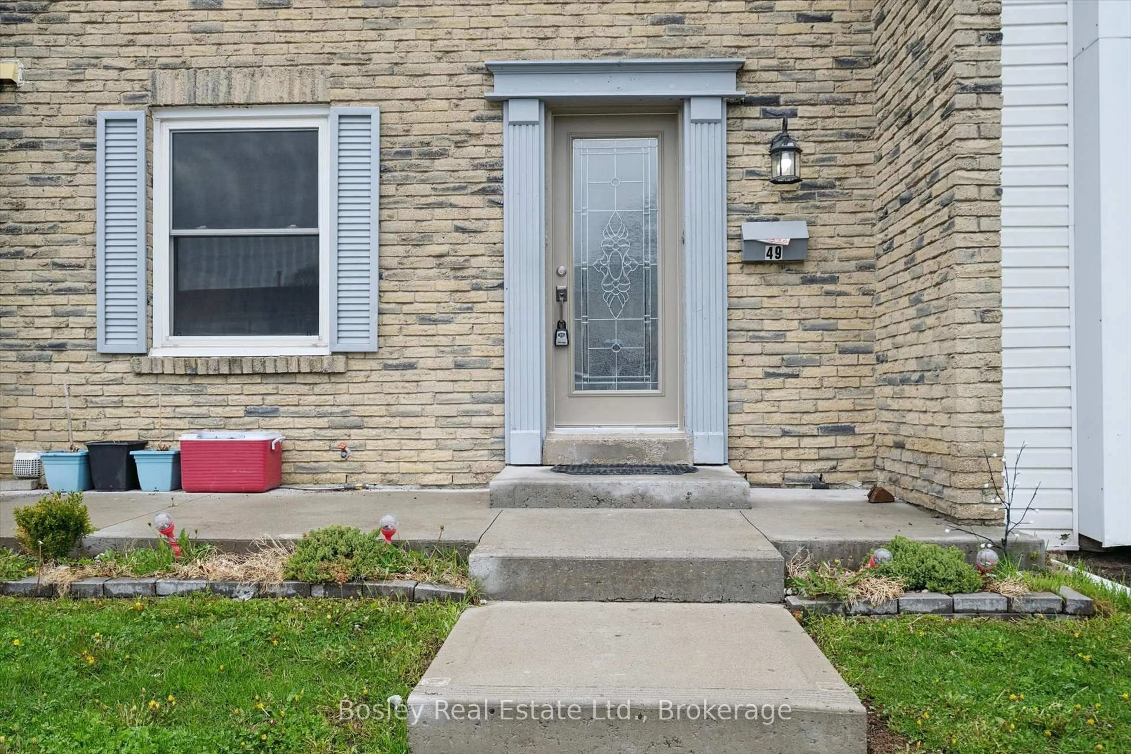Indoor entryway for 900 Central Park Dr, Brampton Ontario L6S 3J6