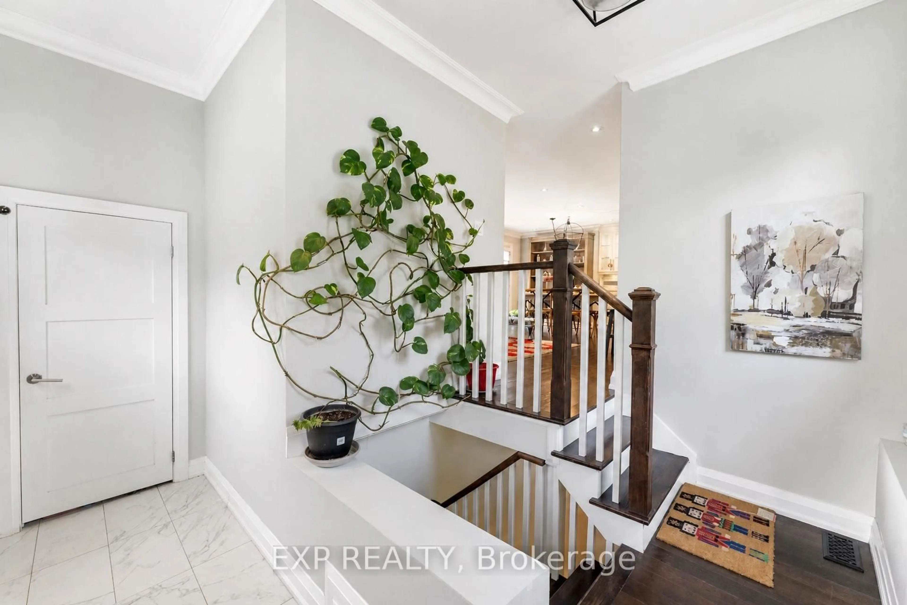 Indoor entryway for 58 RUTLEDGE Rd, Mississauga Ontario L5M 1H4