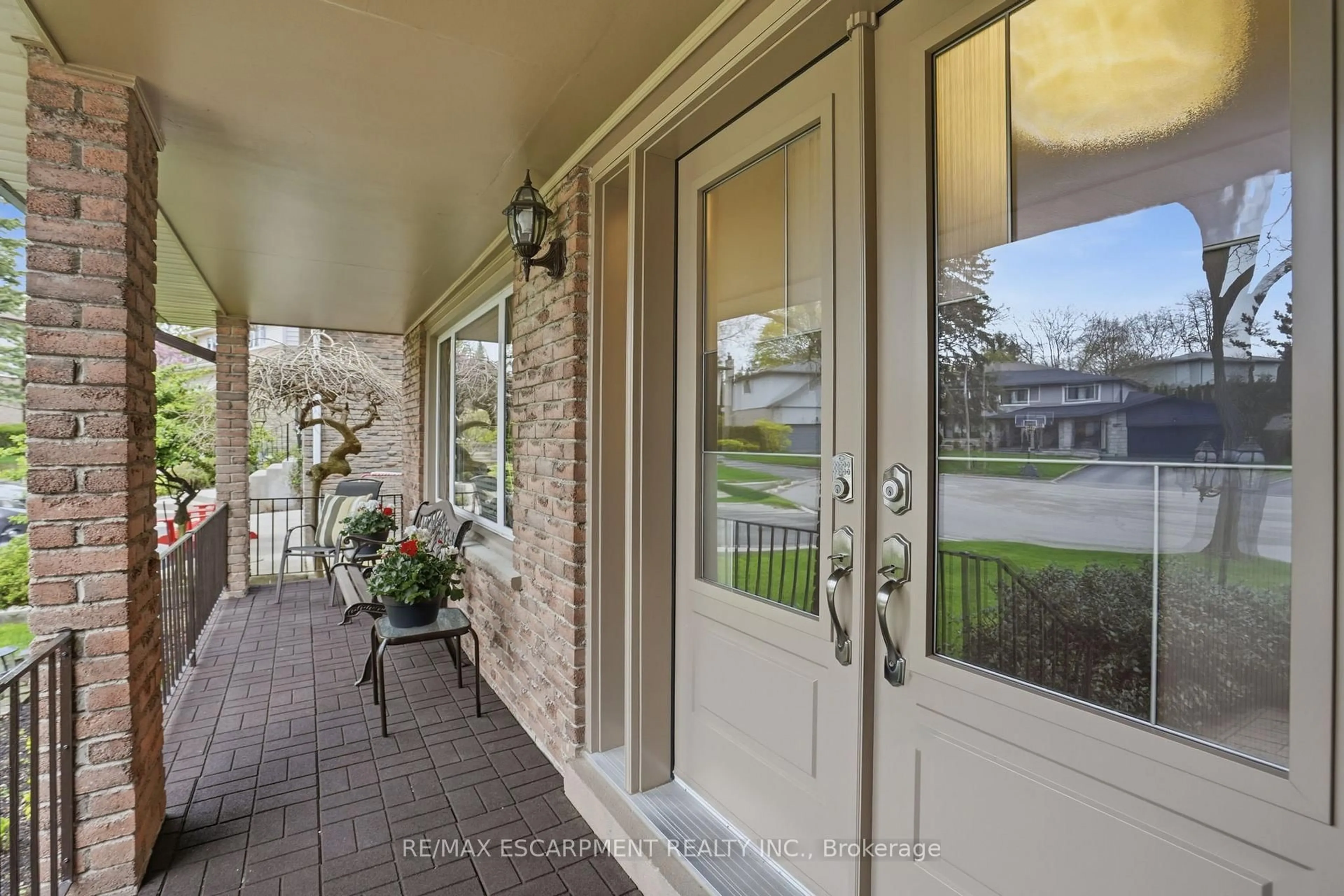 Indoor entryway for 2127 Larabee Crt, Burlington Ontario L7P 3S3