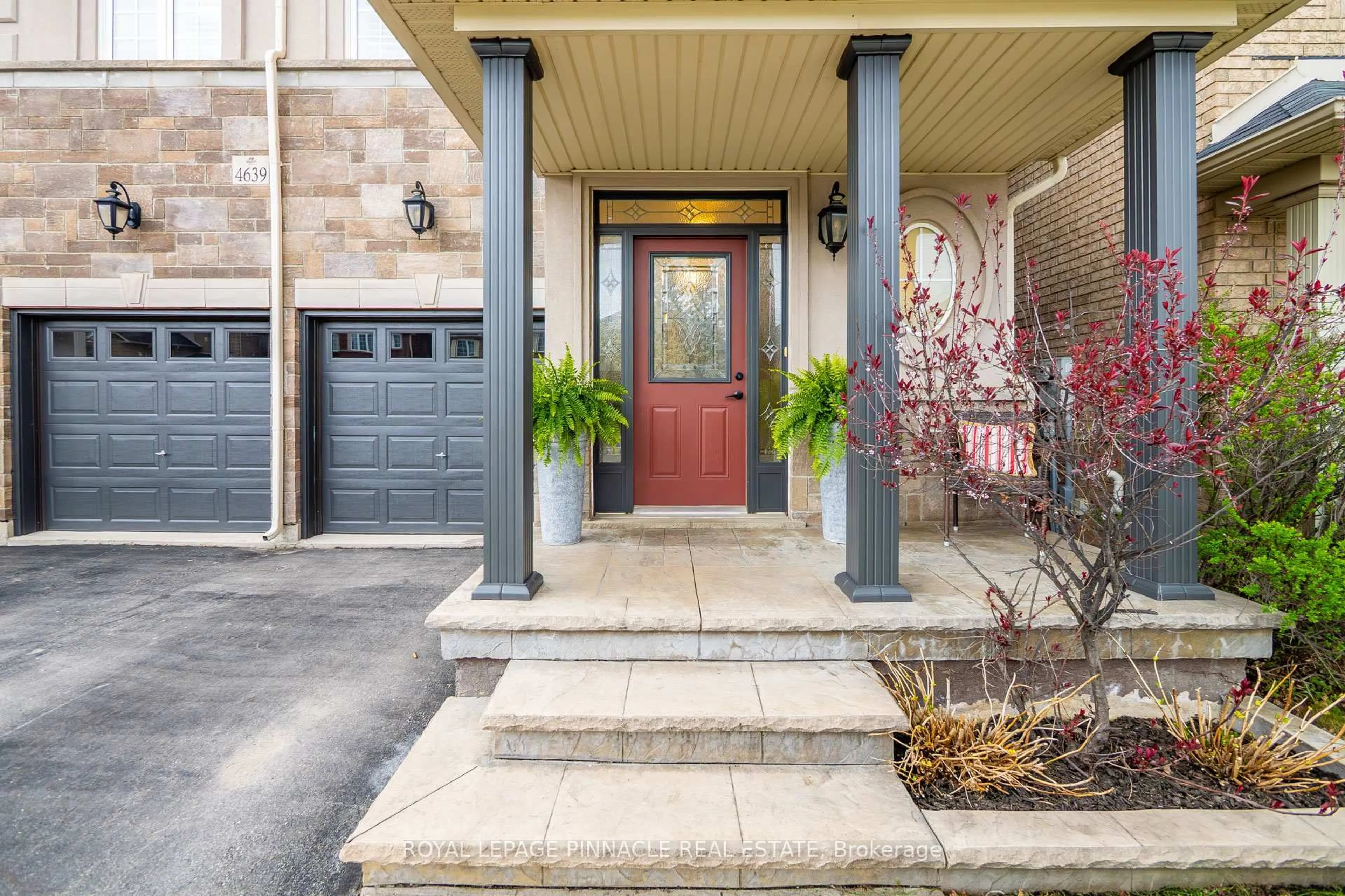 Indoor entryway for 4639 Cornerstone Dr, Burlington Ontario L7M 0C9