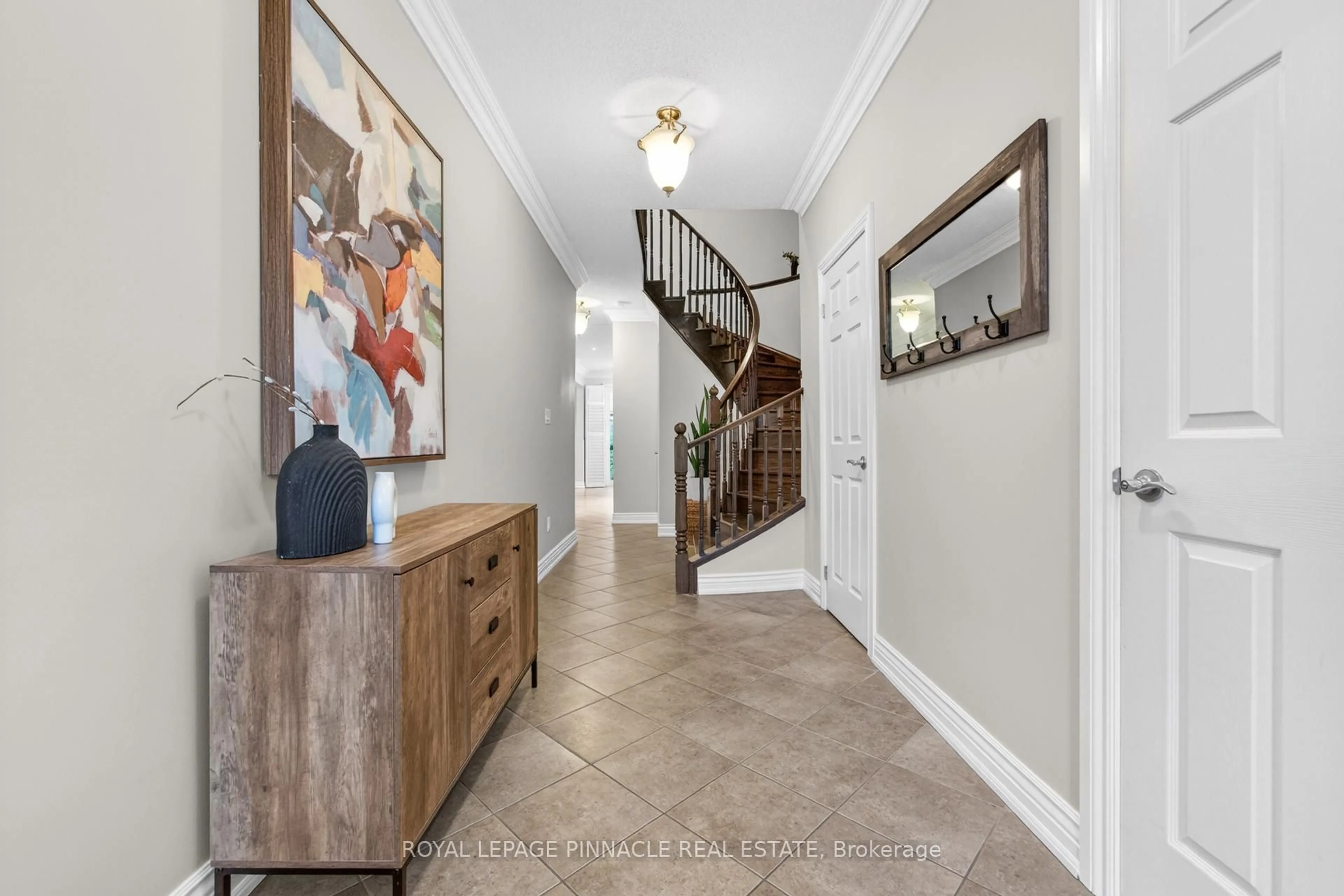 Indoor entryway for 4639 Cornerstone Dr, Burlington Ontario L7M 0C9