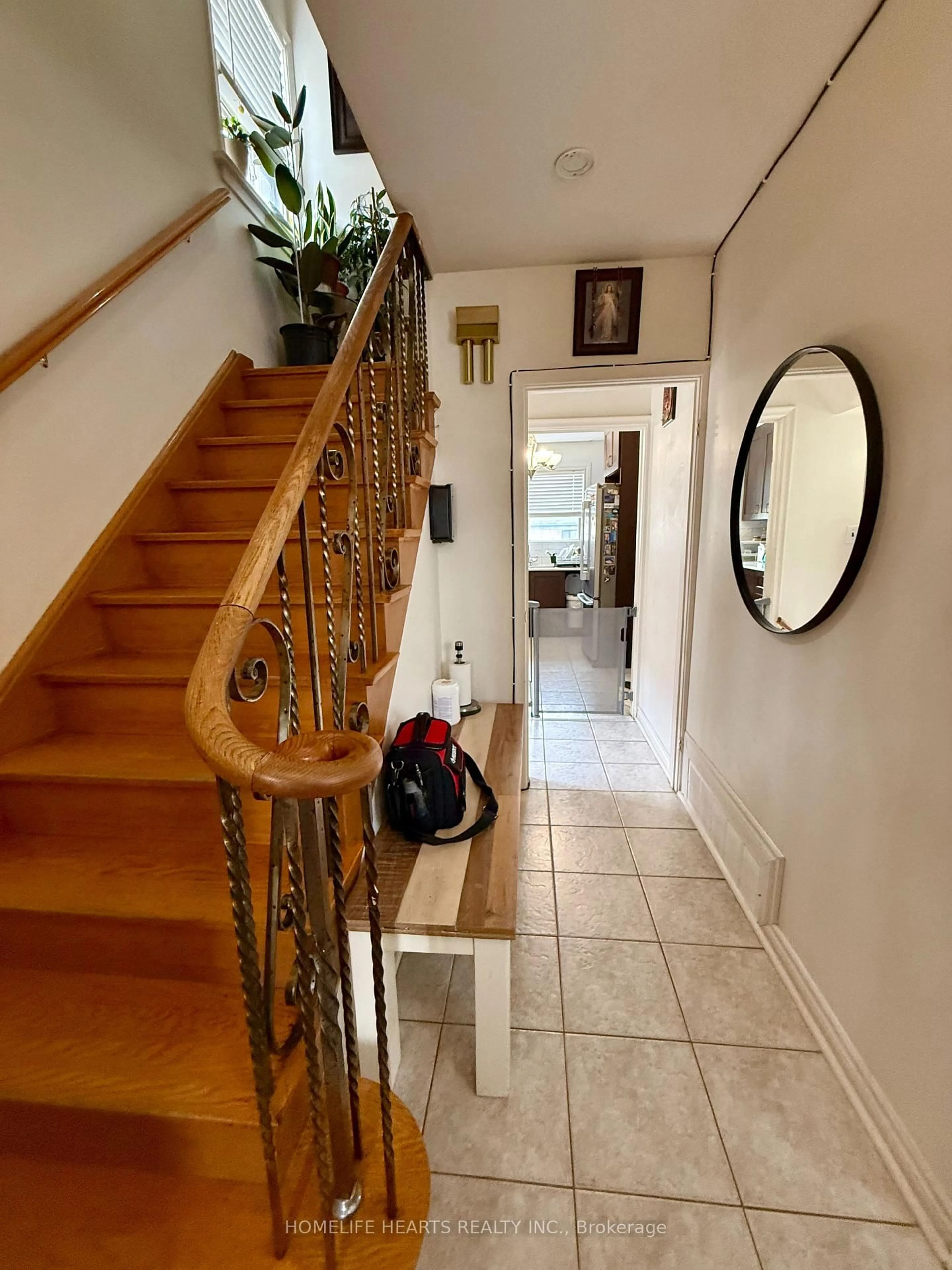 Indoor foyer for 70 Fernando Rd, Toronto Ontario M9M 2P6