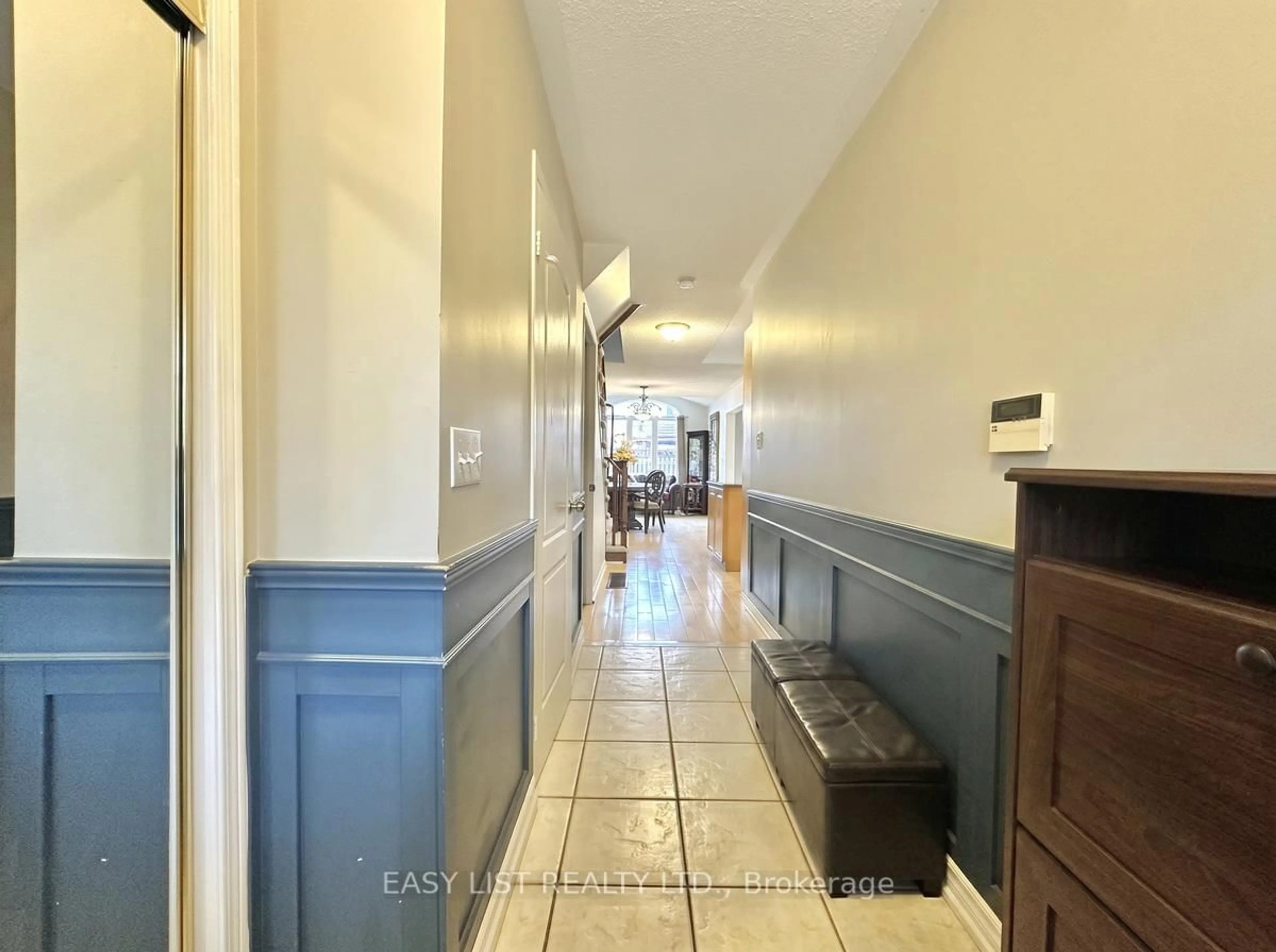 Indoor foyer for 1104 Carding Mill Pl, Mississauga Ontario L5W 1C4