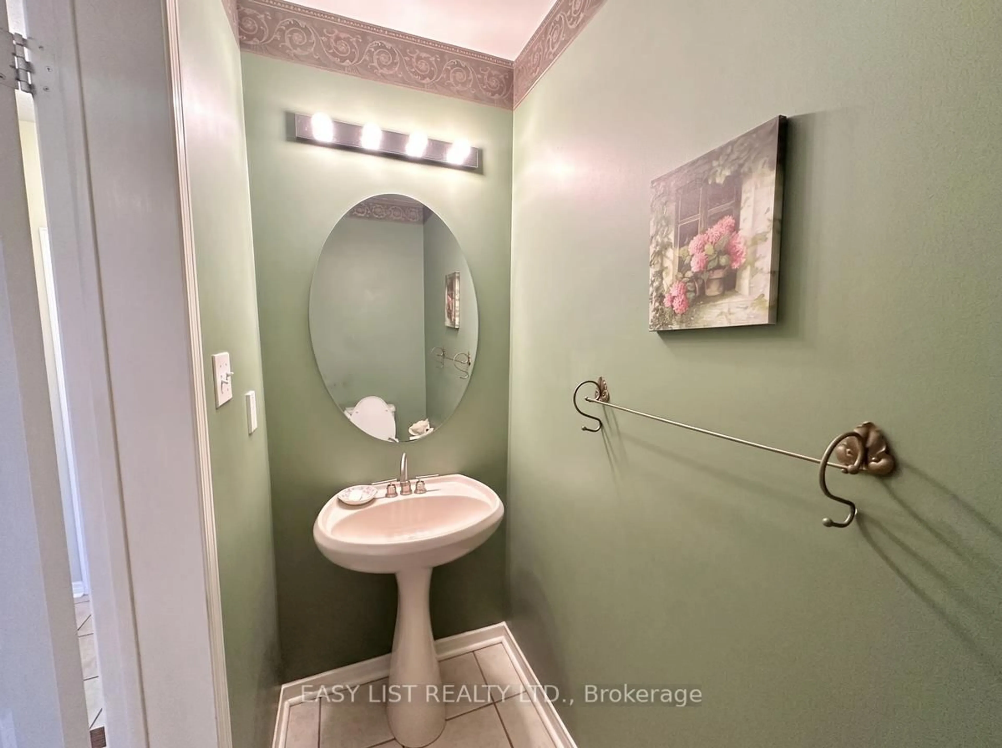 Standard bathroom, ceramic/tile floor for 1104 Carding Mill Pl, Mississauga Ontario L5W 1C4