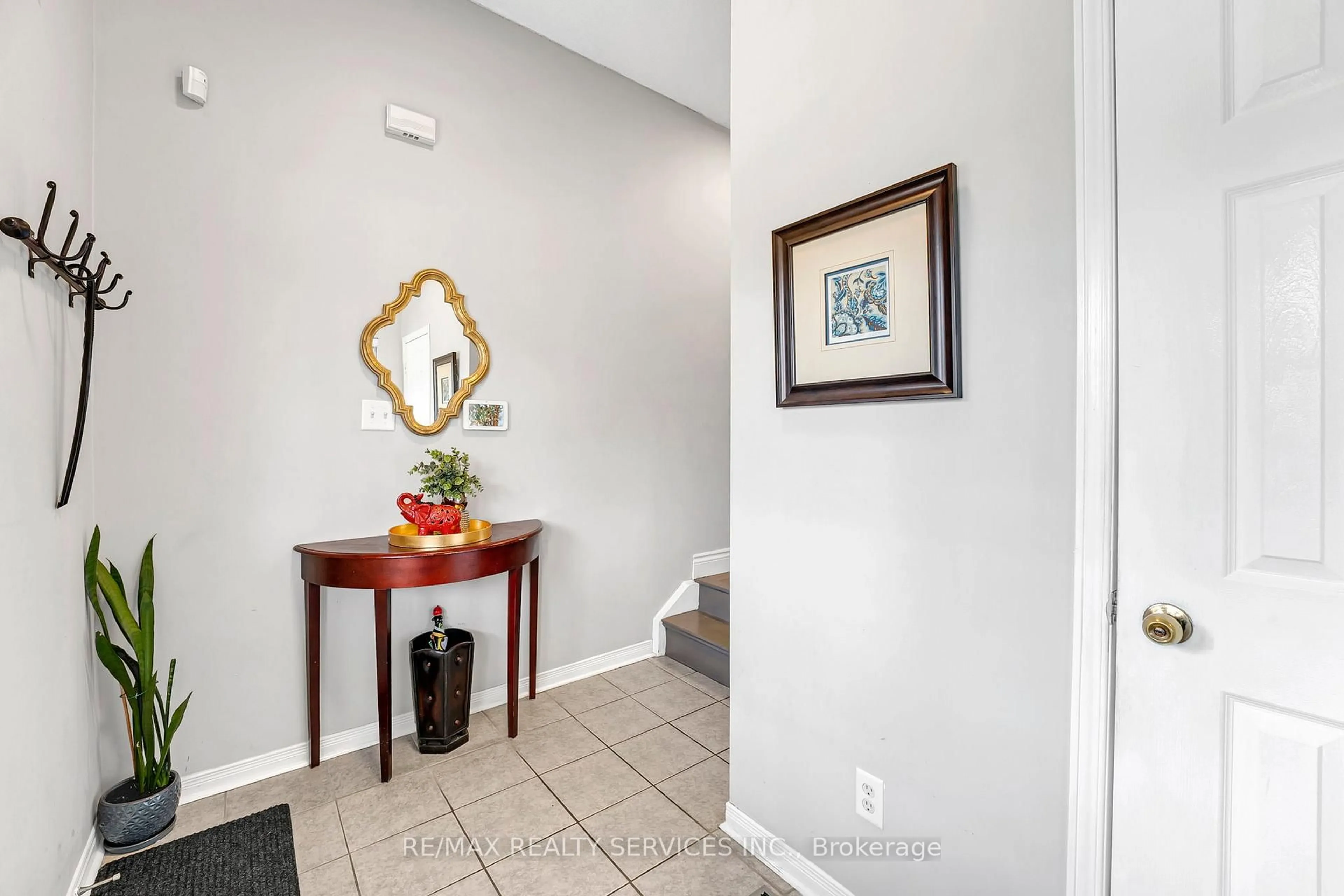 Indoor entryway for 46 Ryegrass Cres, Brampton Ontario L7A 3K8