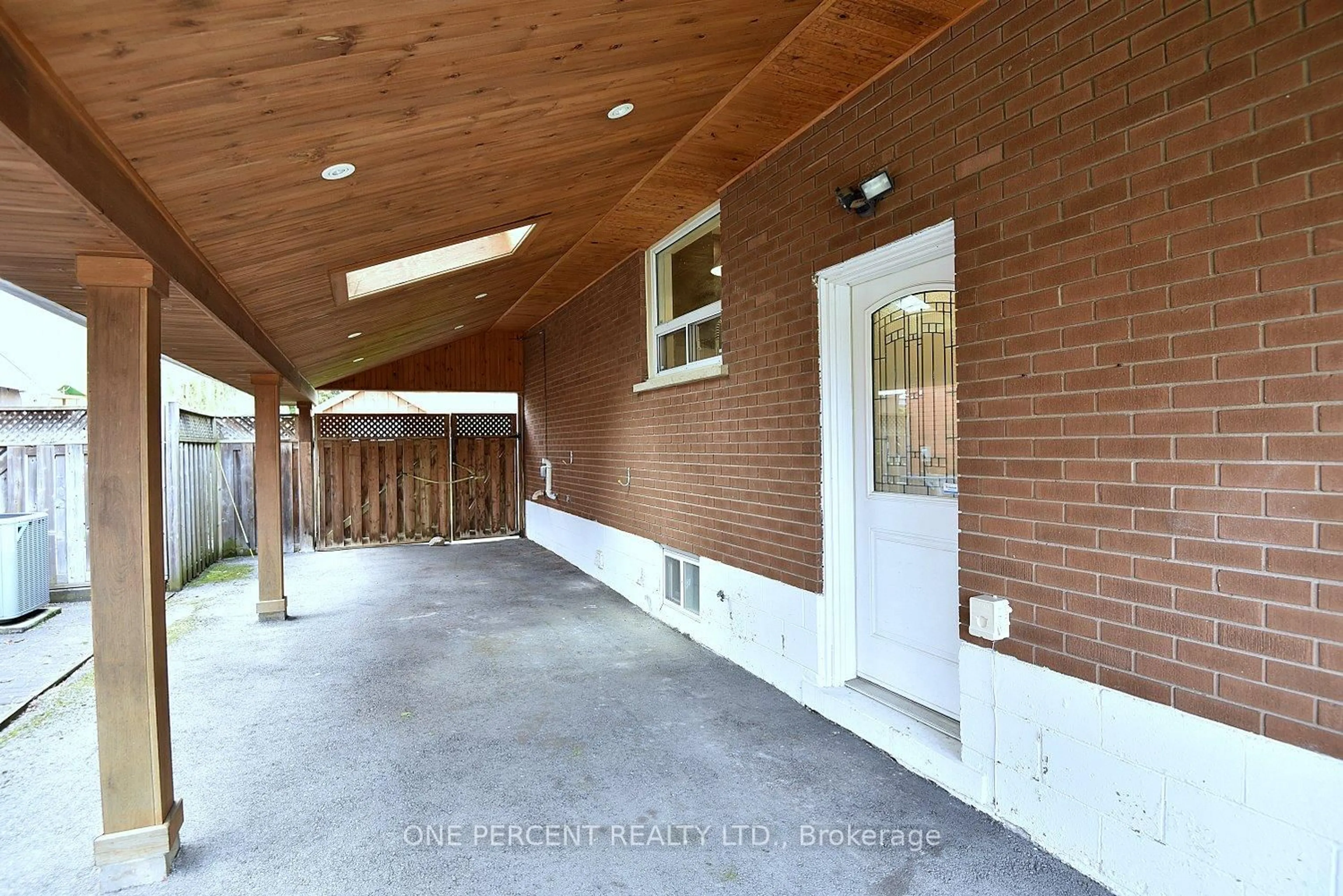 Indoor foyer for 1338 De Quincy Cres, Burlington Ontario L7P 1E4