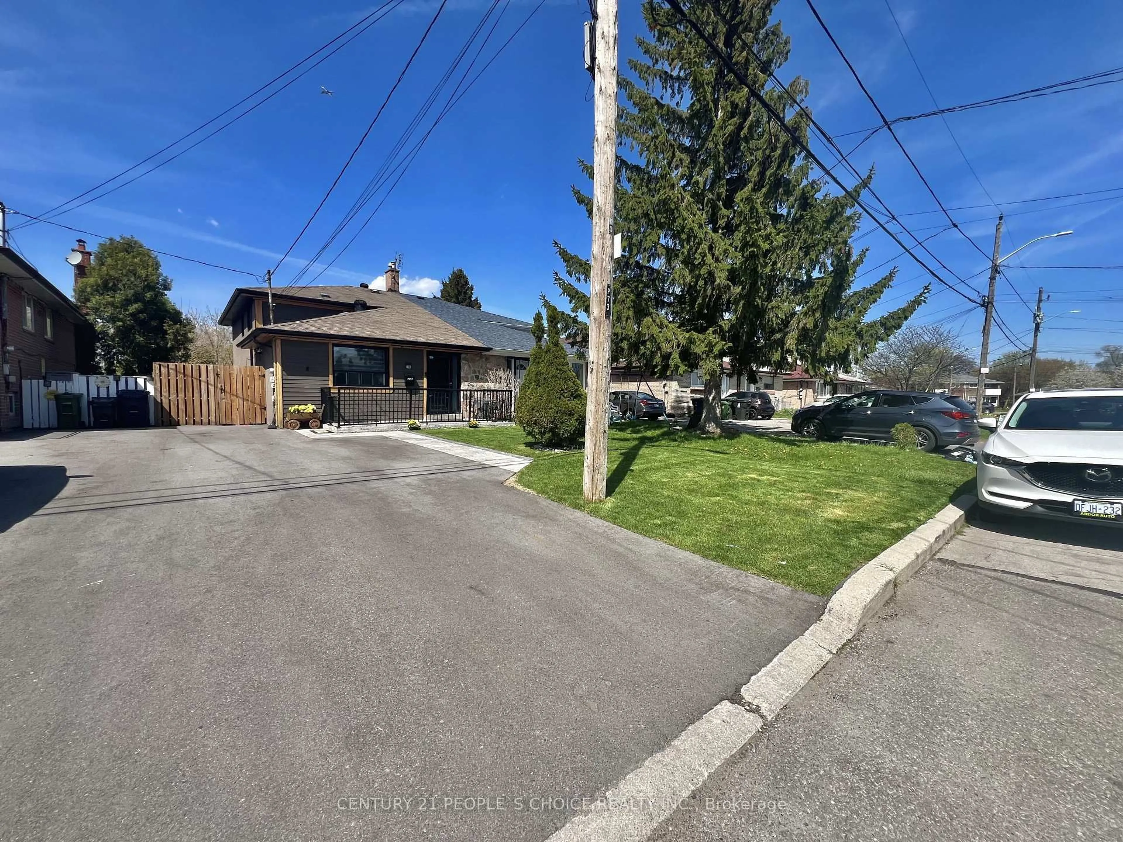 A pic from outside/outdoor area/front of a property/back of a property/a pic from drone, street for 73 Newlin Cres, Toronto Ontario M3L 1X5
