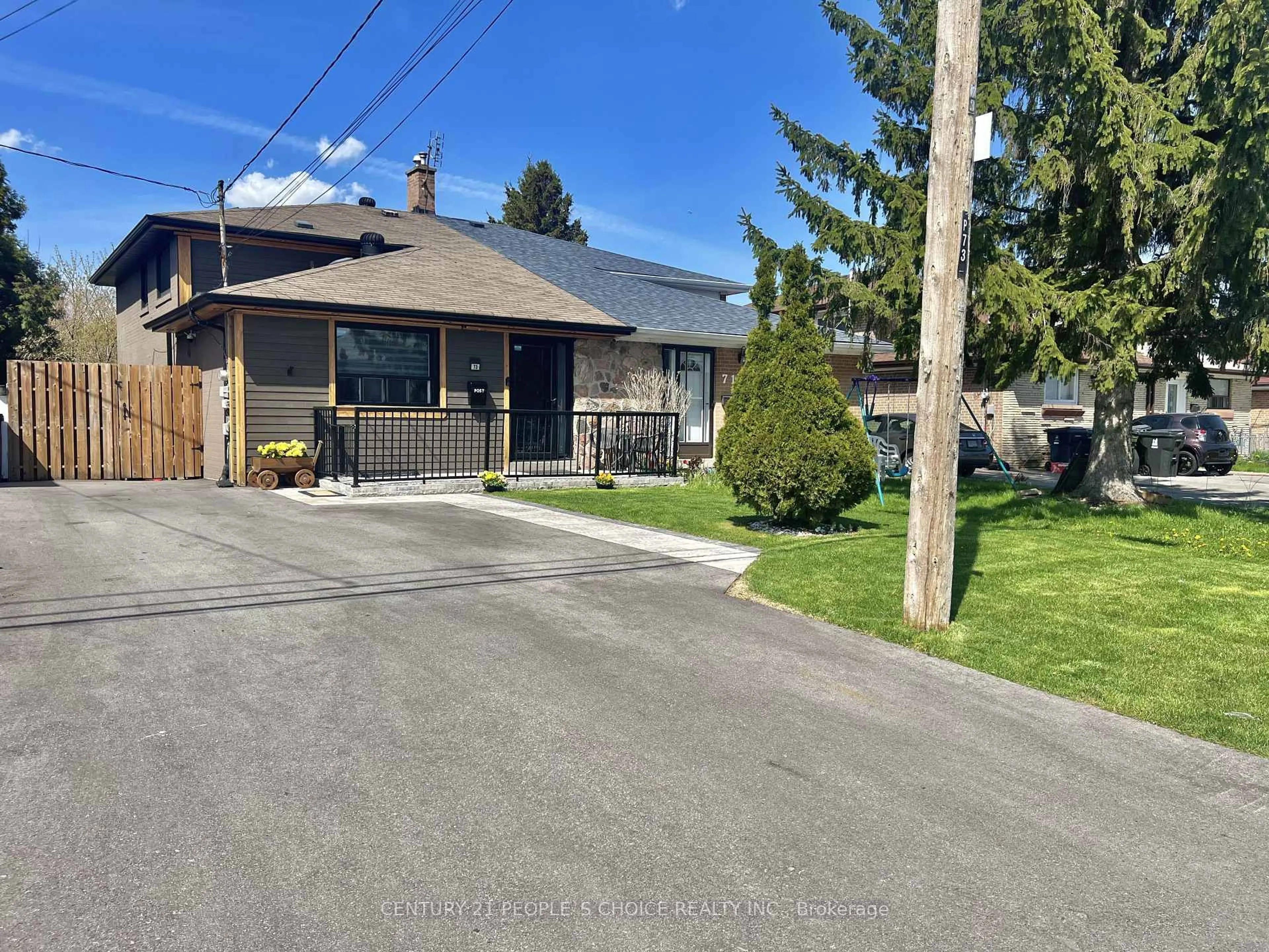 A pic from outside/outdoor area/front of a property/back of a property/a pic from drone, street for 73 Newlin Cres, Toronto Ontario M3L 1X5