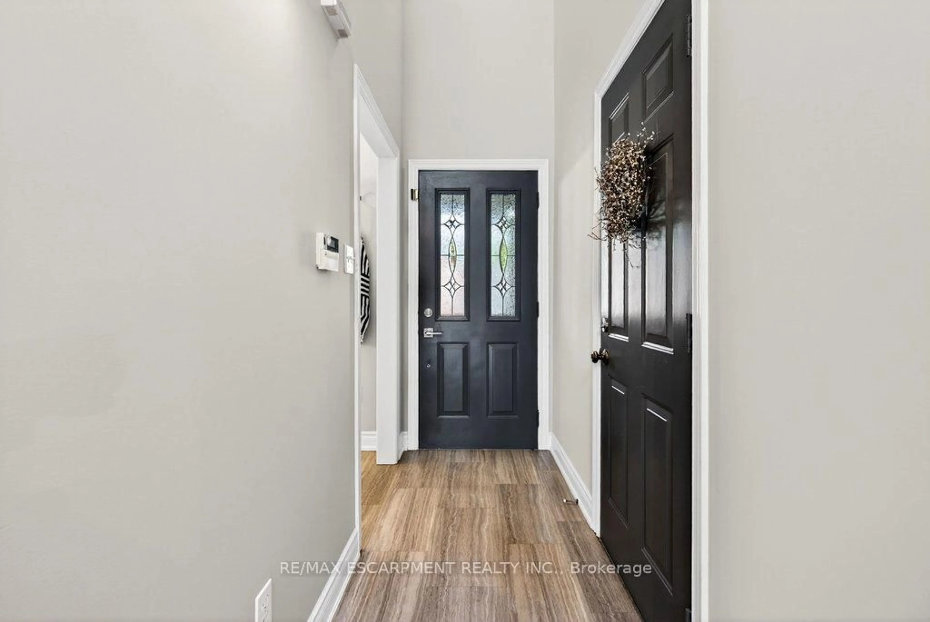 Indoor entryway for 2350 New St #20, Burlington Ontario L7R 4P8