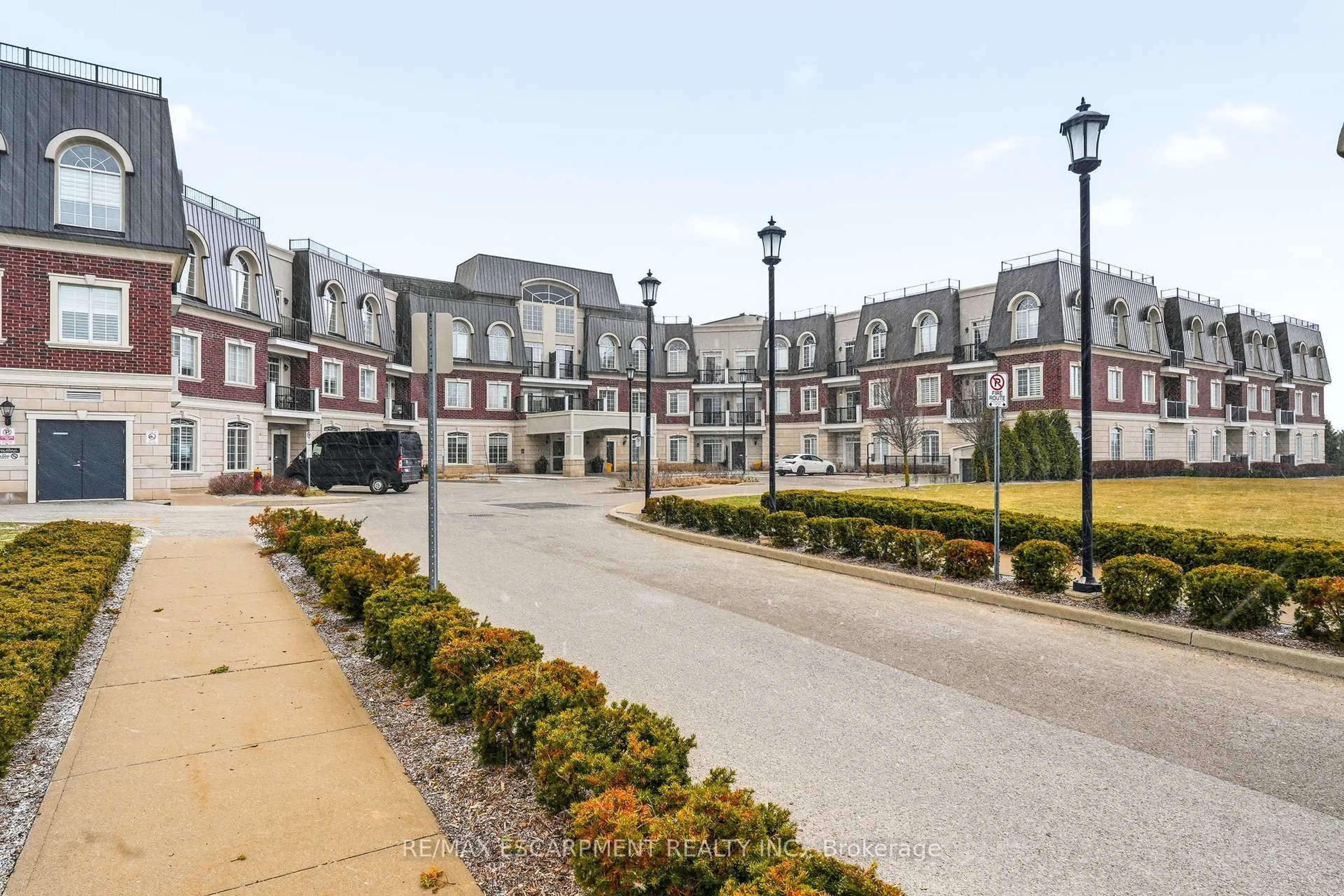 Patio, street for 2300 Upper Middle Rd #308, Oakville Ontario L6M 0T4
