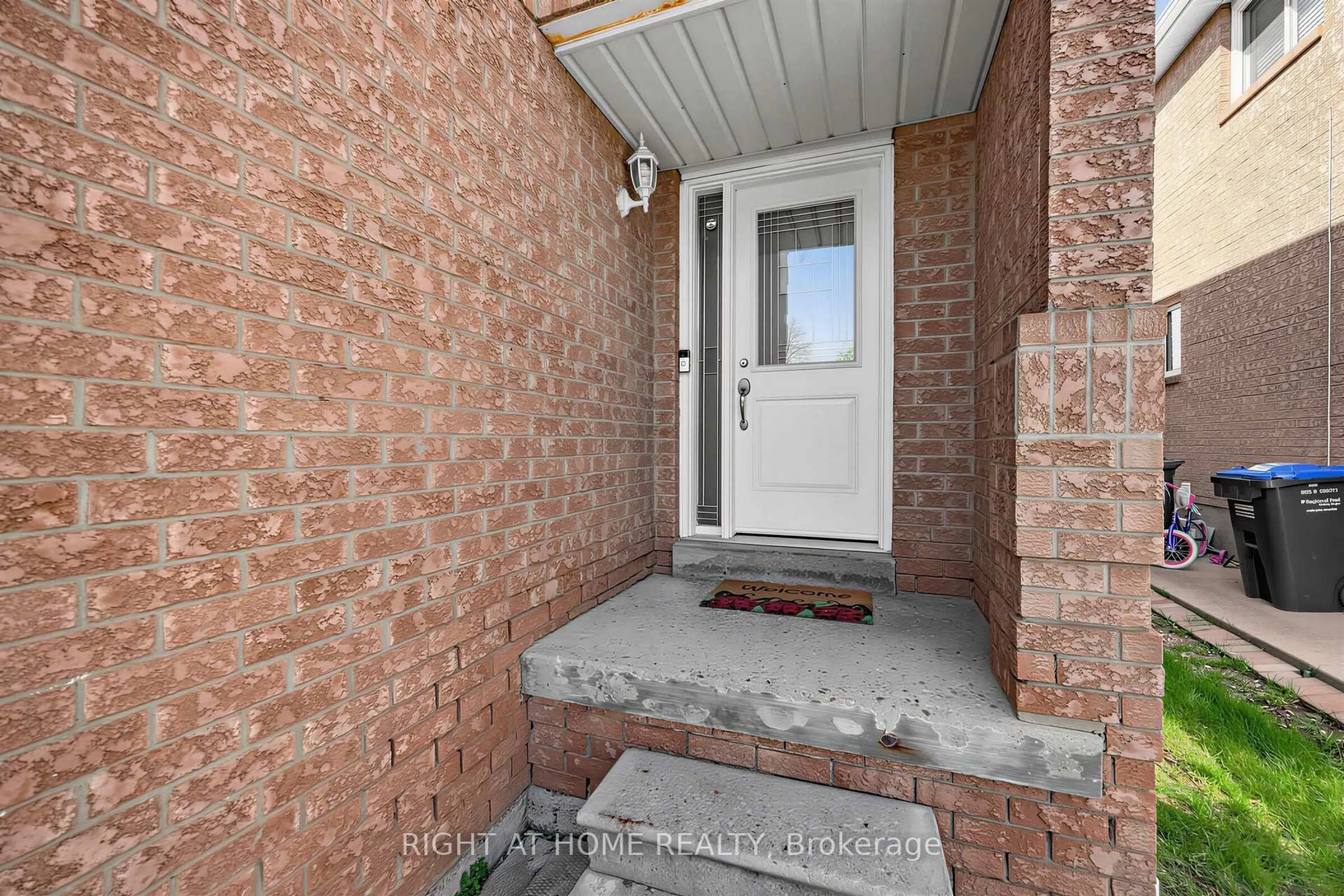 Indoor entryway for 5512 Whistler Cres, Mississauga Ontario L4Z 3R4