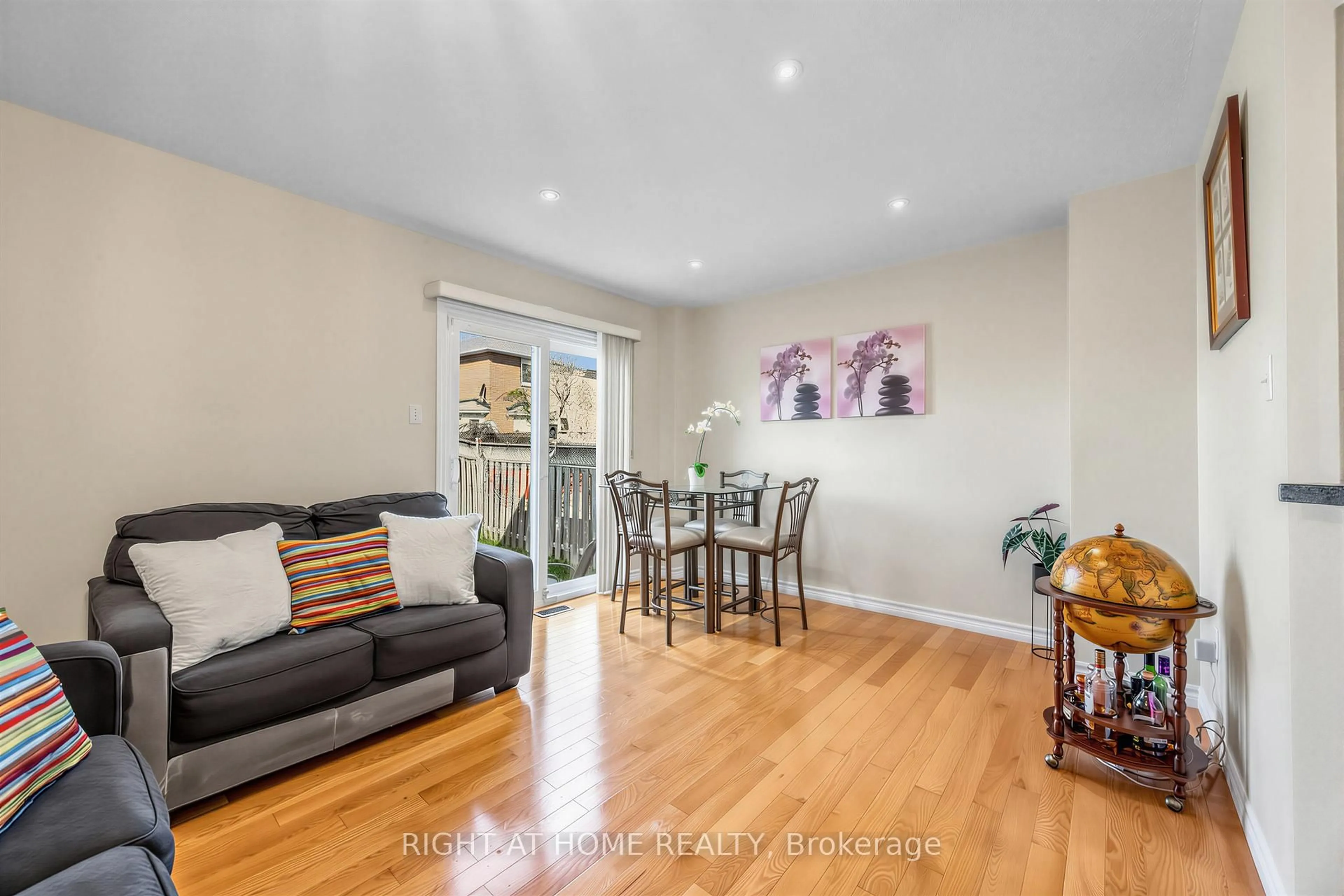 Living room with furniture, wood/laminate floor for 5512 Whistler Cres, Mississauga Ontario L4Z 3R4