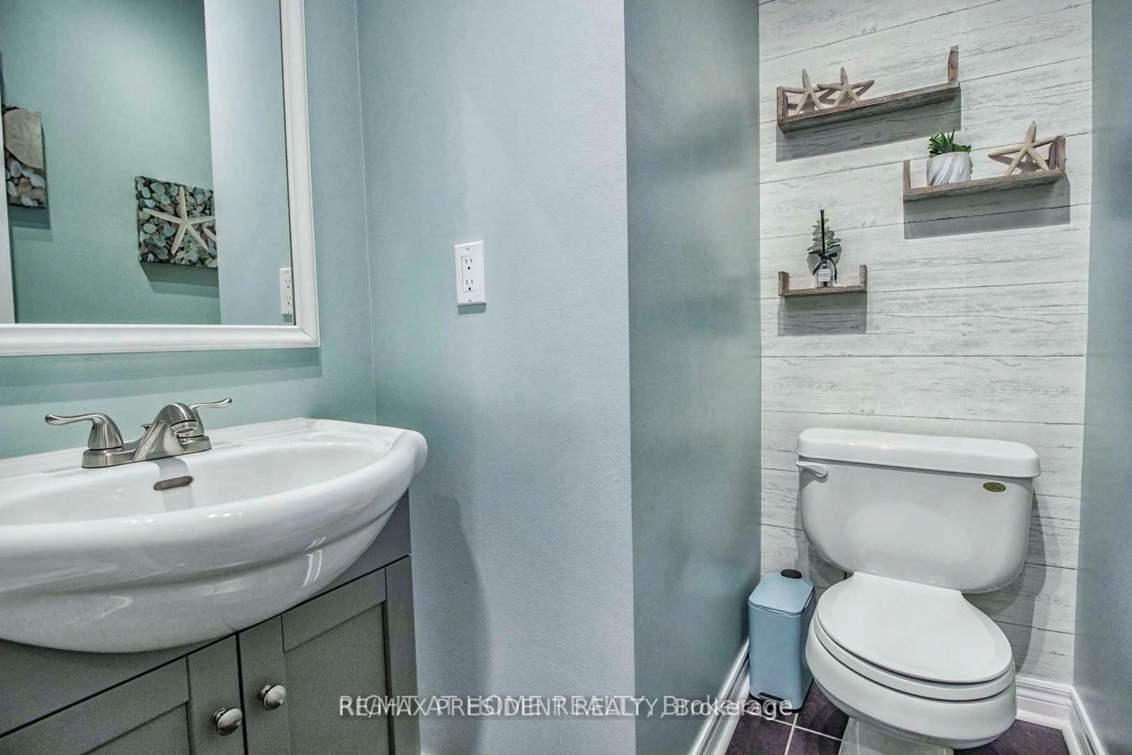 Standard bathroom, ceramic/tile floor for 44 Robitaille Dr, Brampton Ontario L6R 0H6
