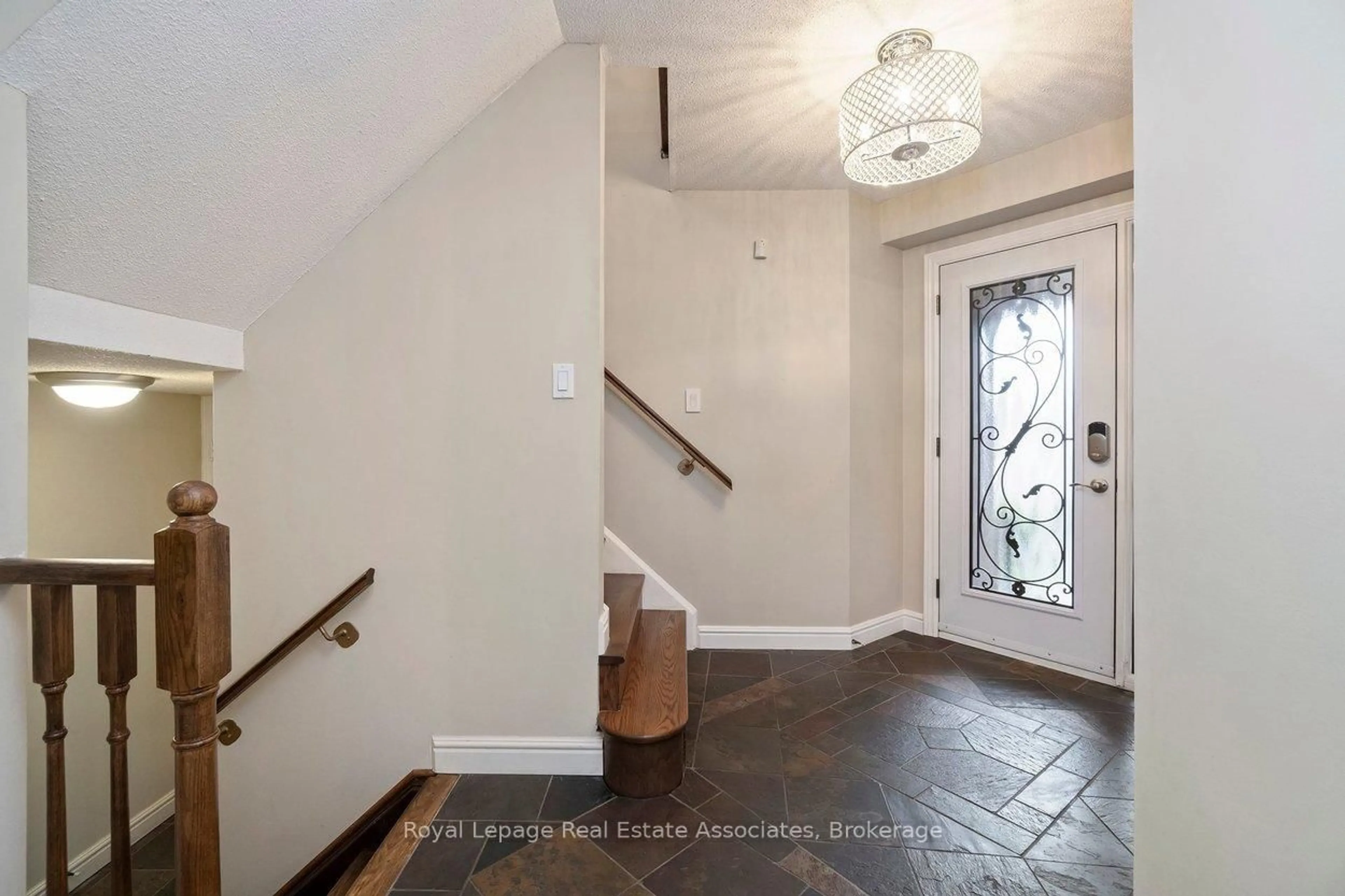 Indoor entryway for 7321 Sandhurst Dr, Mississauga Ontario L5N 7G8