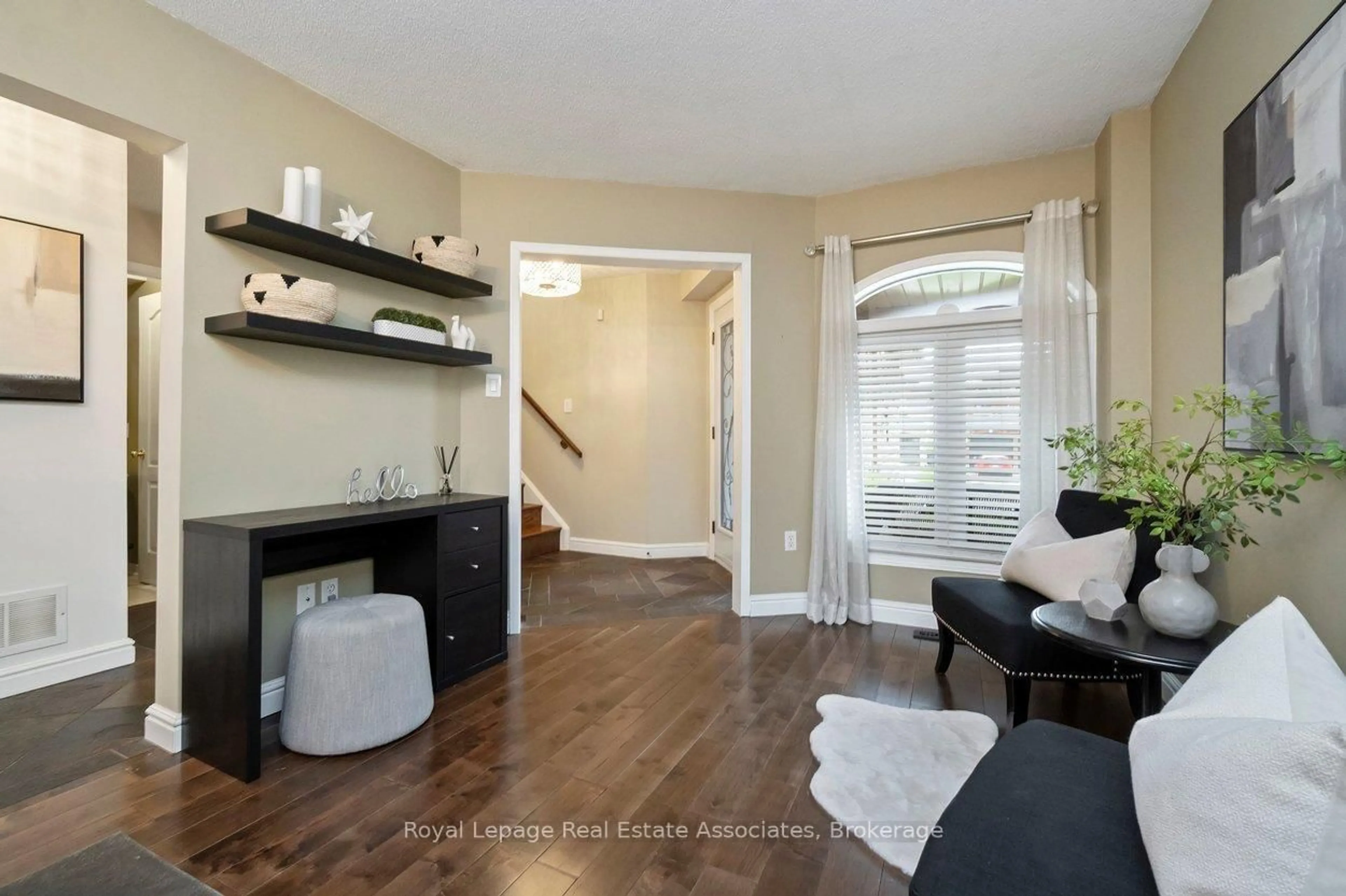 Living room with furniture, unknown for 7321 Sandhurst Dr, Mississauga Ontario L5N 7G8
