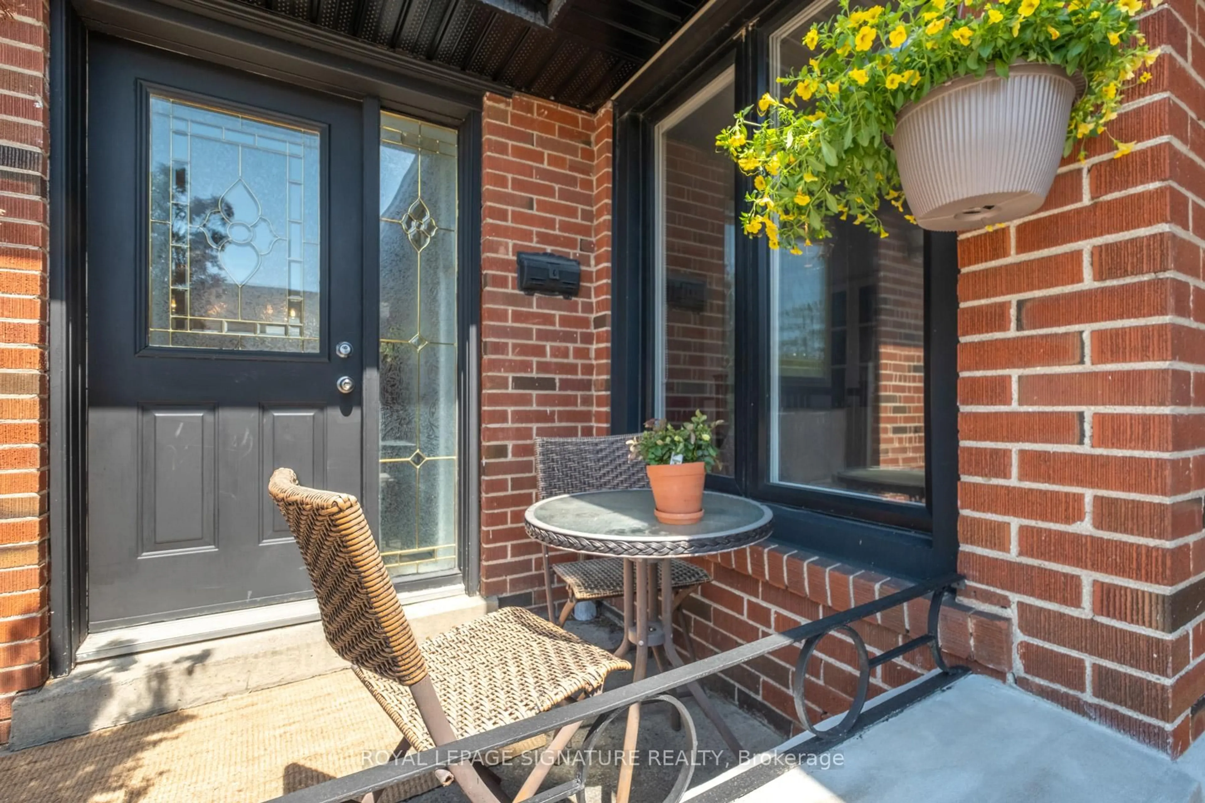 Patio, street for 90 Whitburn Cres, Toronto Ontario M3H 2S4