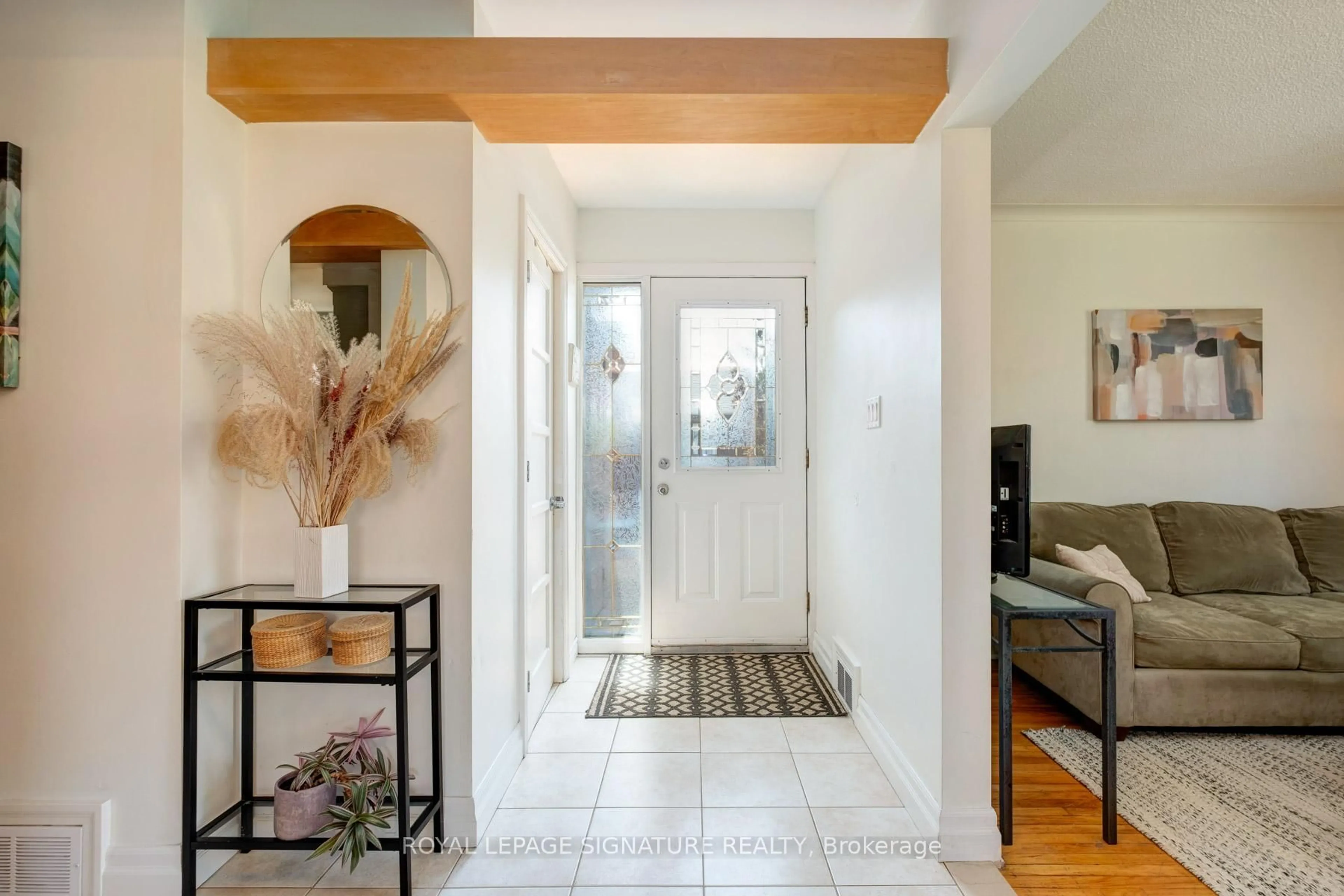 Indoor entryway for 90 Whitburn Cres, Toronto Ontario M3H 2S4