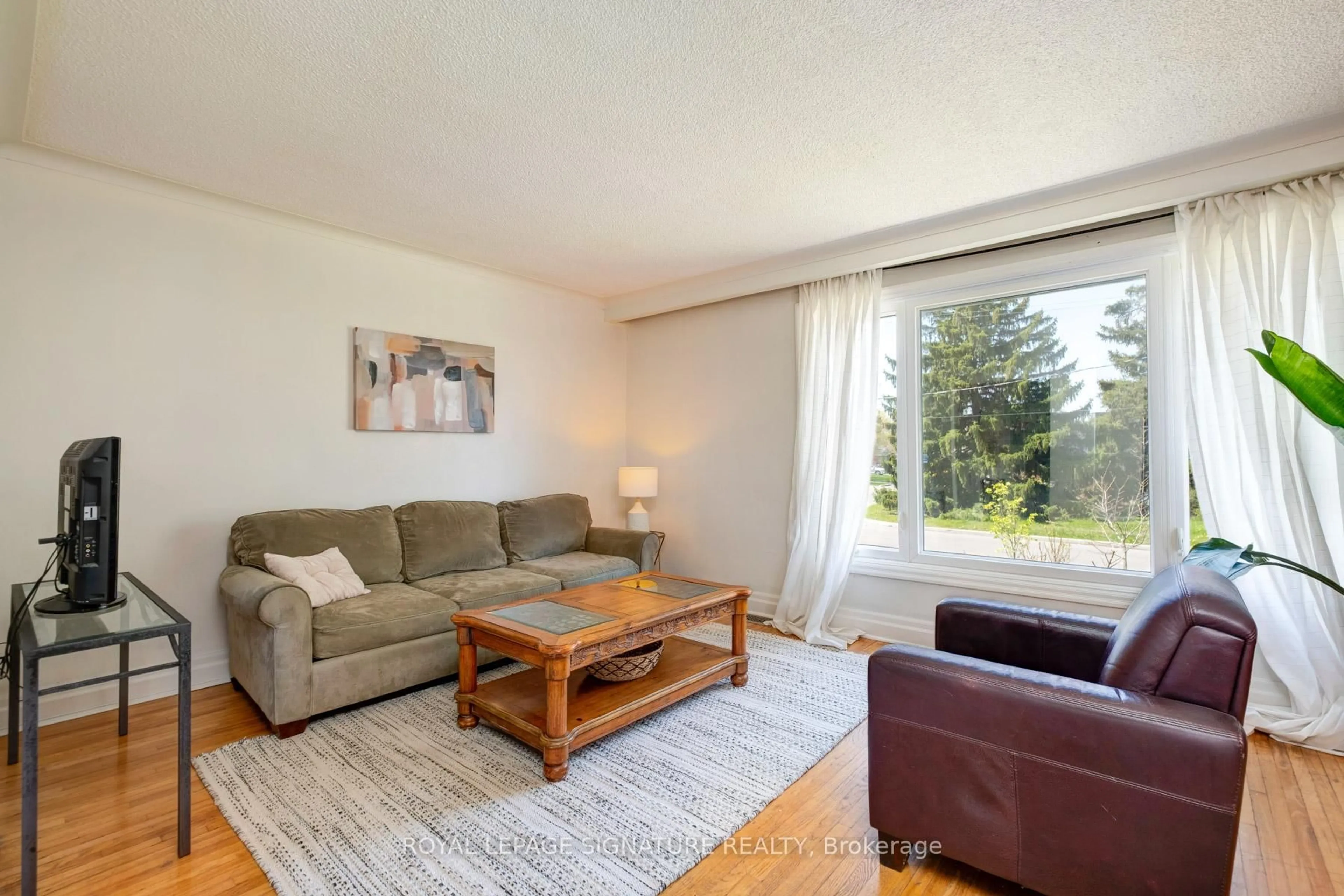 Living room with furniture, wood/laminate floor for 90 Whitburn Cres, Toronto Ontario M3H 2S4