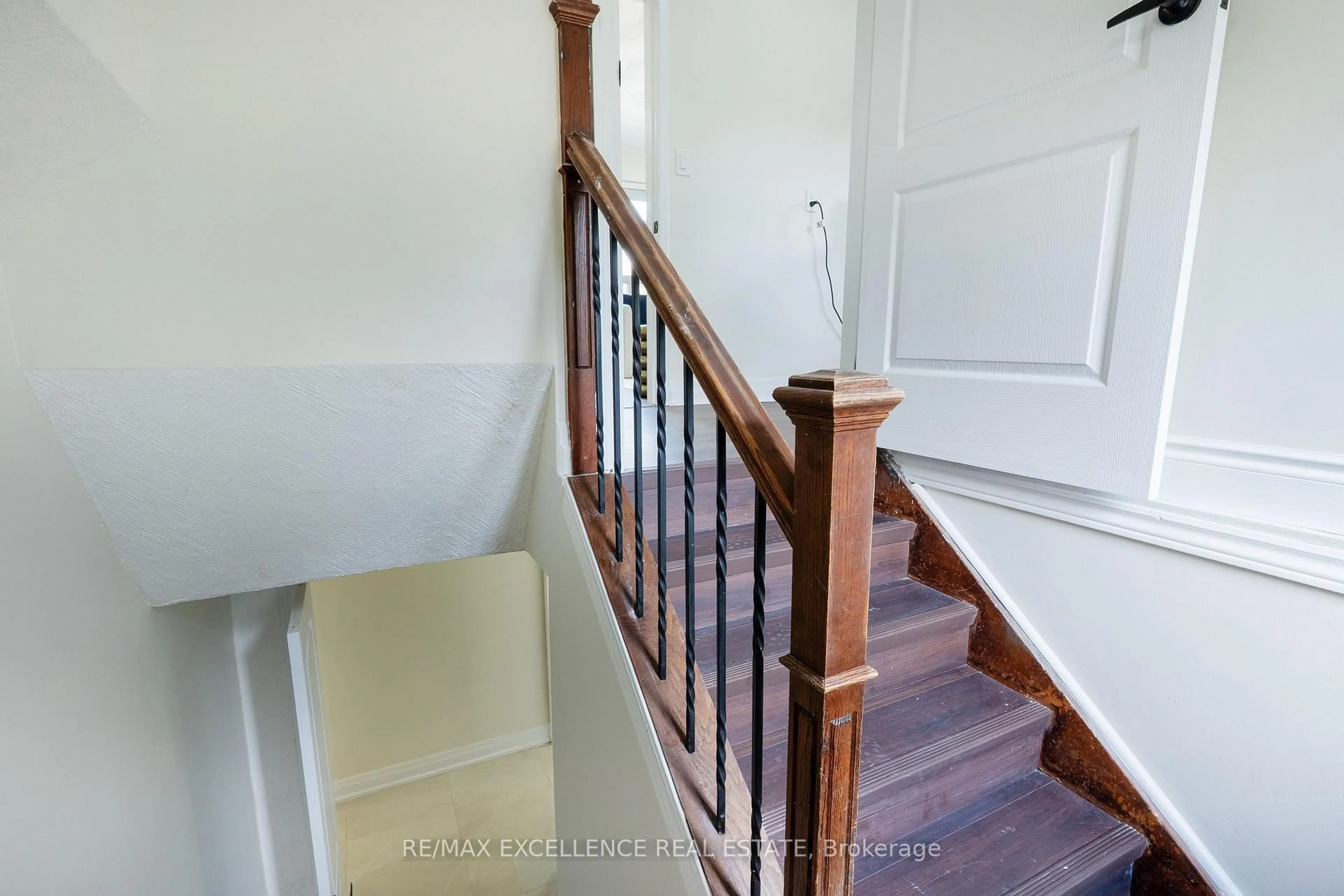 Stairs for 431 Delrex Blvd, Halton Hills Ontario L7G 4J1