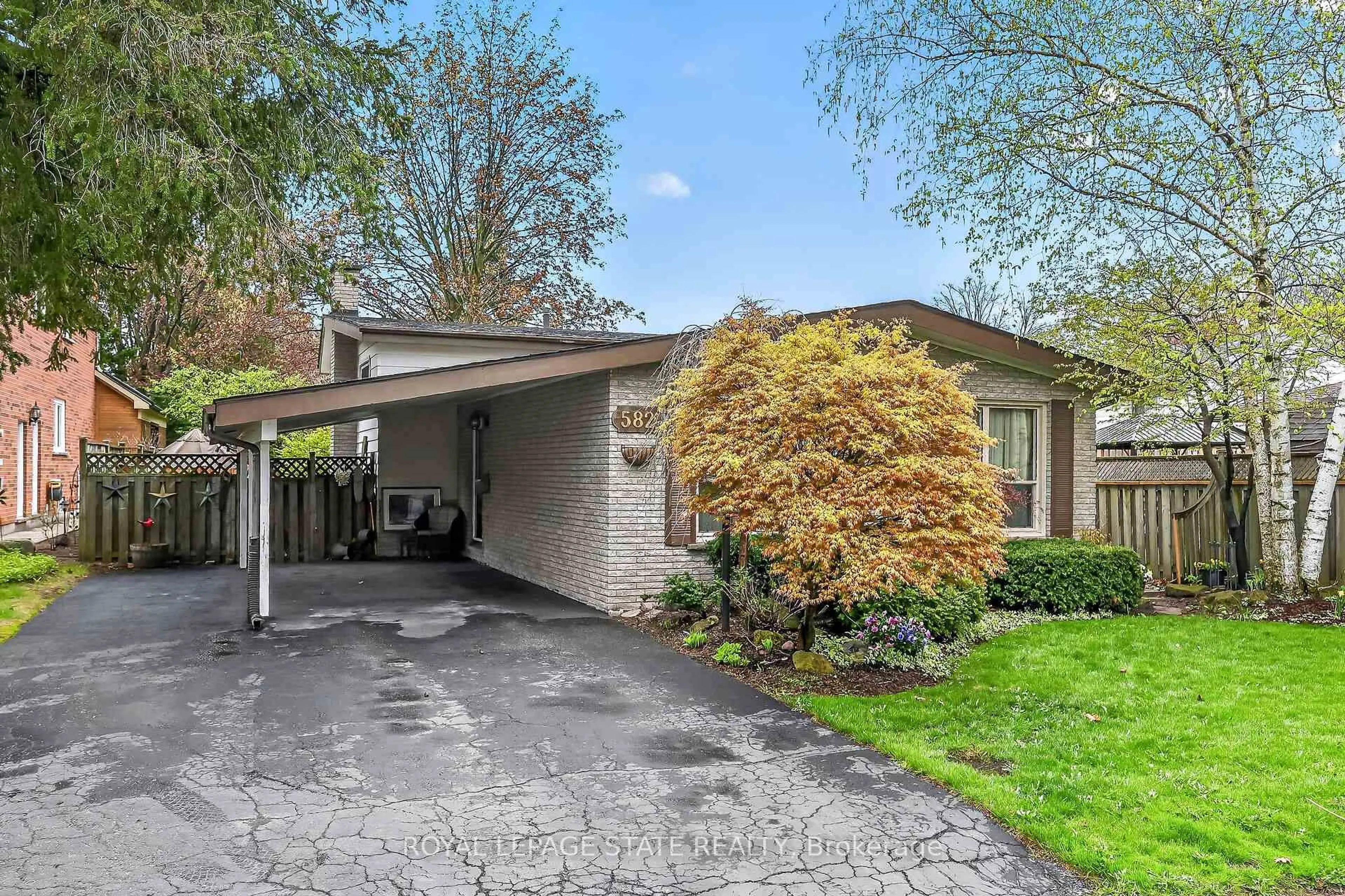 Home with vinyl exterior material, street for 582 Woodview Rd, Burlington Ontario L7N 3A1