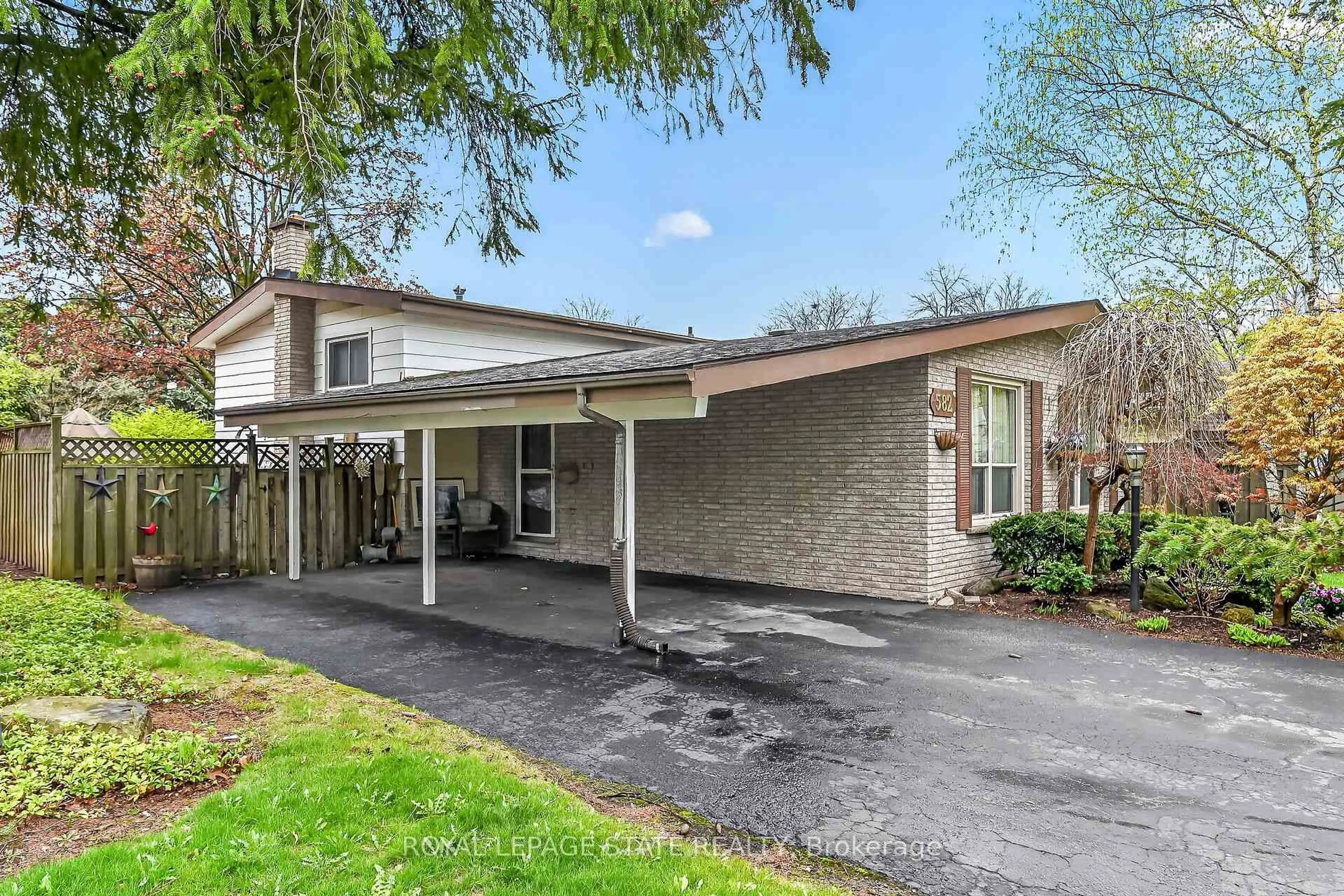 Unknown for 582 Woodview Rd, Burlington Ontario L7N 3A1