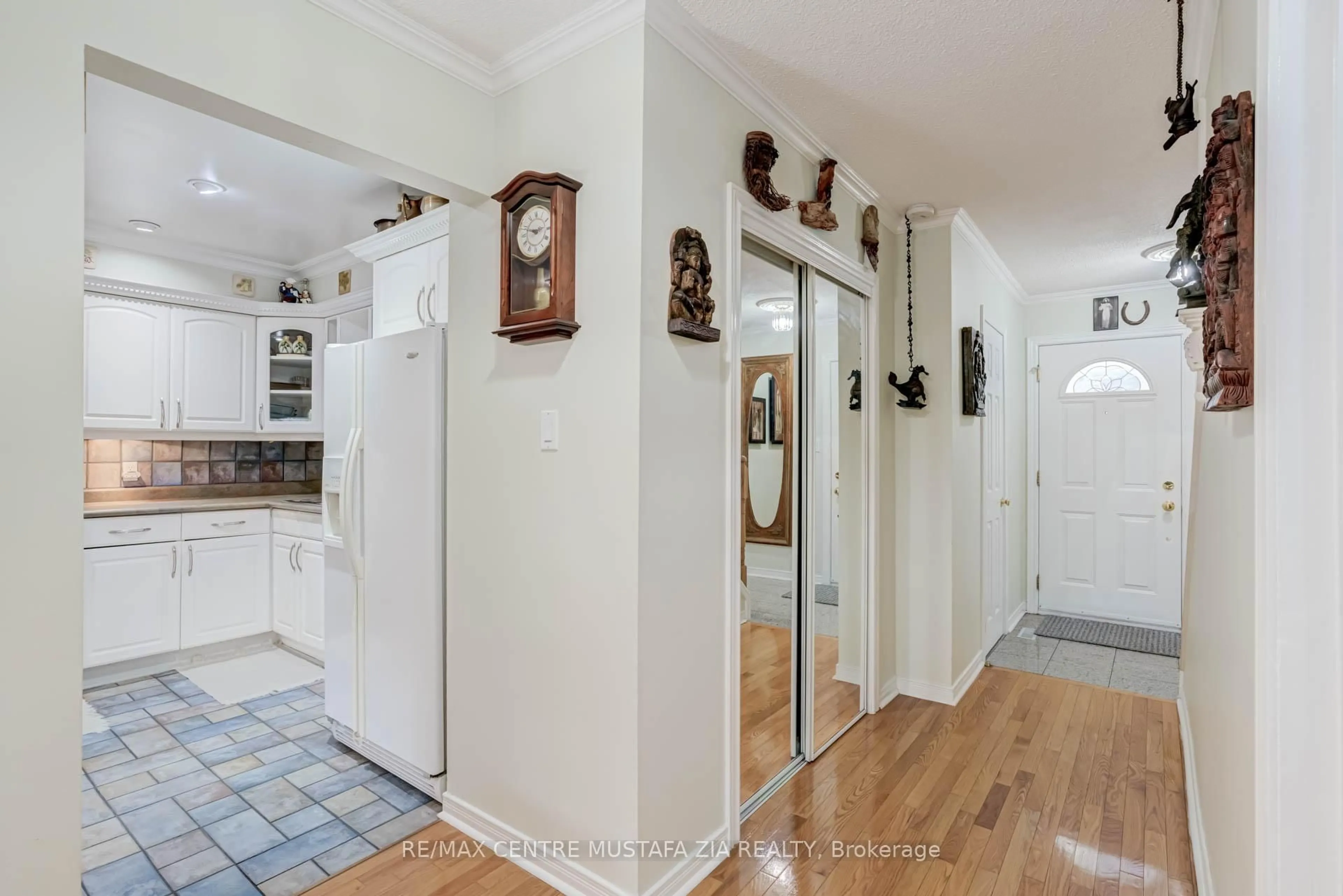 Indoor entryway for 2440 Bromsgrove Rd #100, Mississauga Ontario L5J 4J7